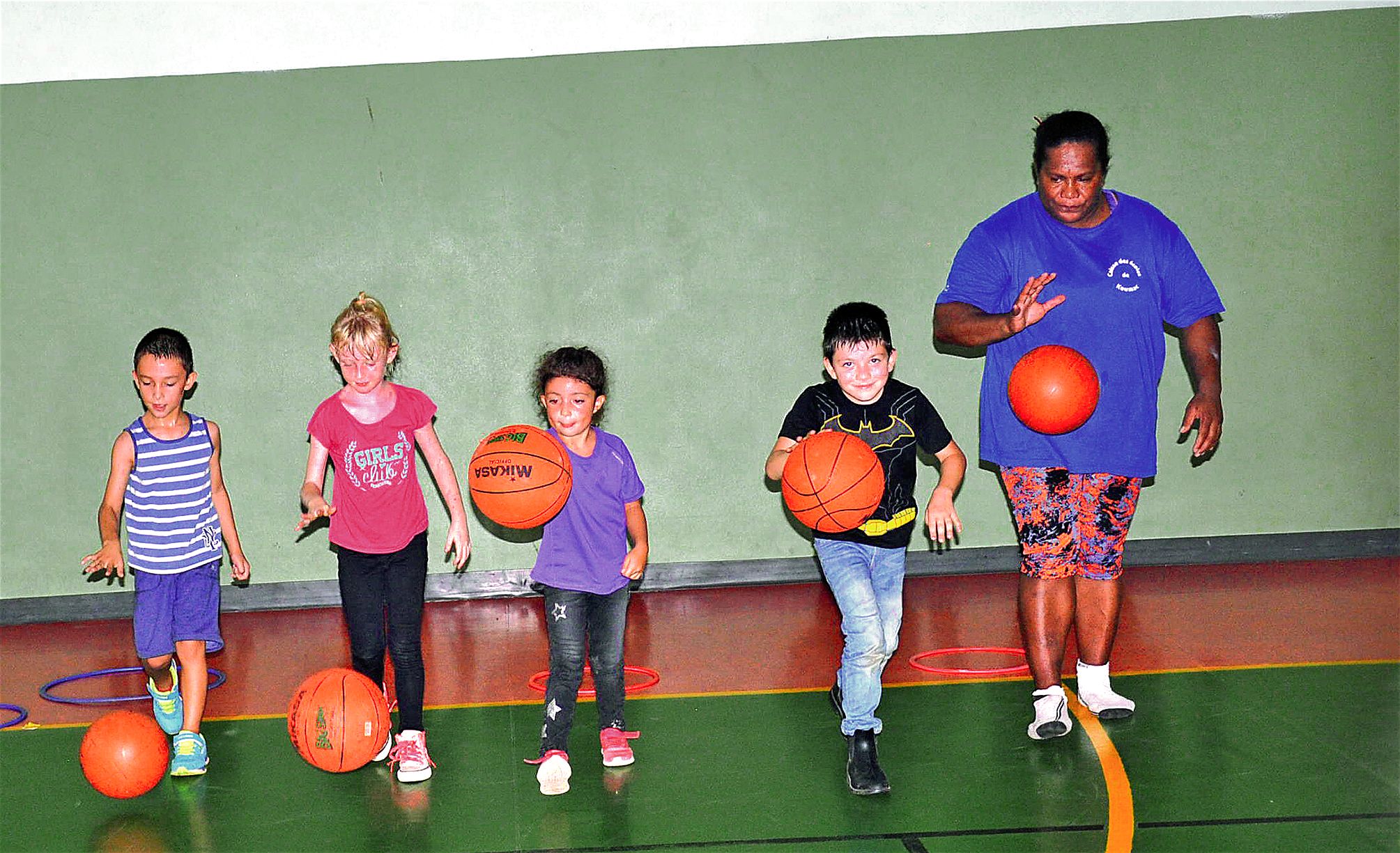 Les enfants, lors de cette séance avec Irma, ont été initié au dribble de la main droite puis de la gauche avant de passer à des jeux de passe.