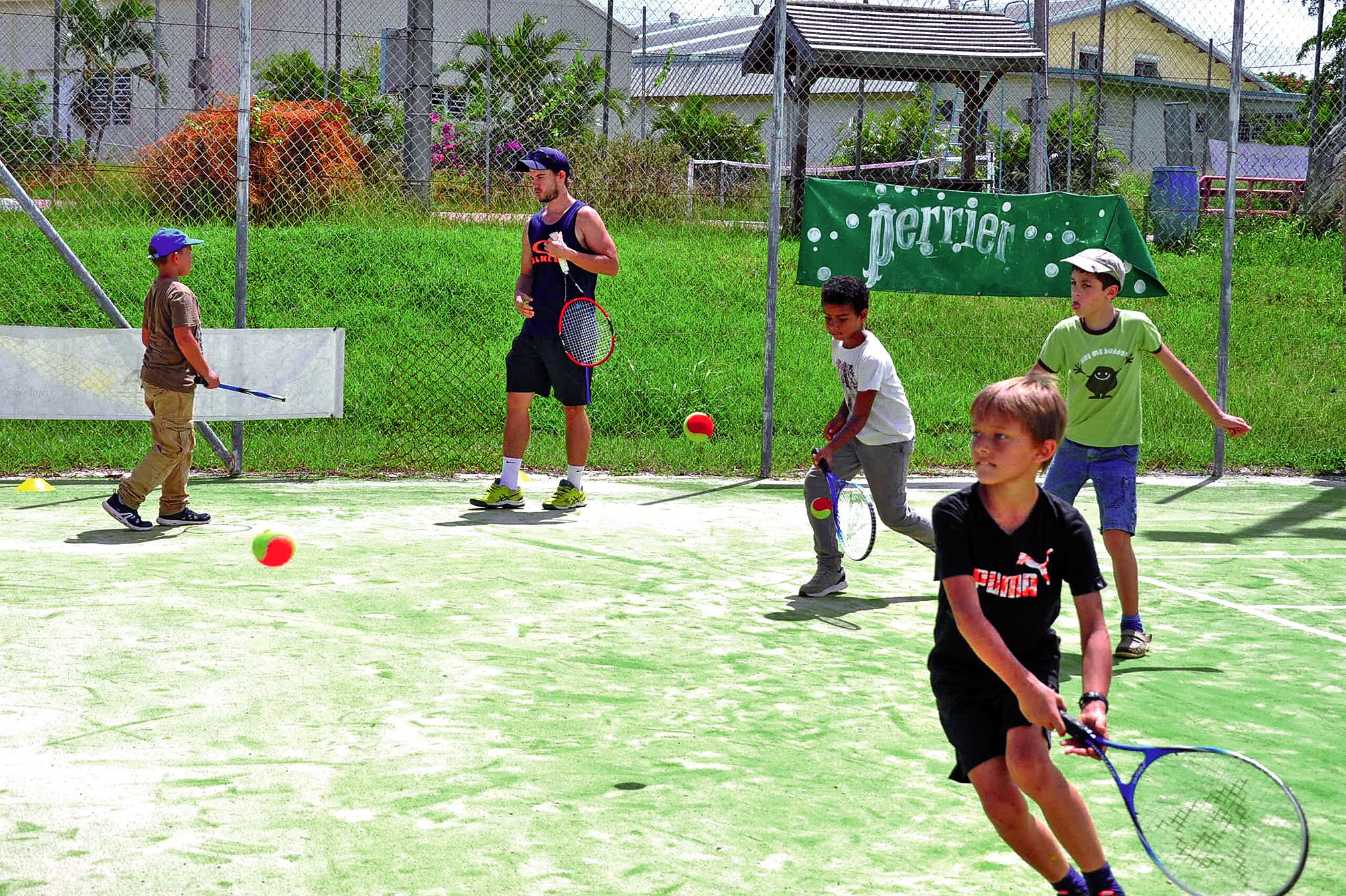 Encadrés par Jérémy, les grands ont travaillé sur deux ateliers d’initiation au tennis. Le premier au coup droit et au revers, services et concours d’échanges. Le deuxième atelier a permis aux jeunes de travailler la coordination.