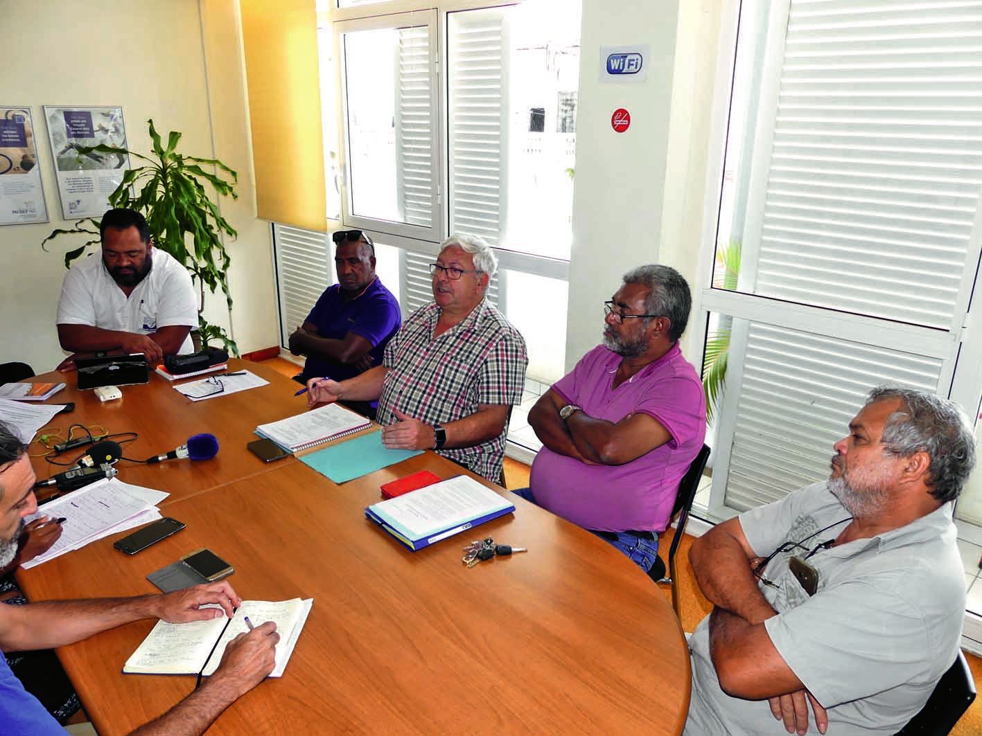 Au centre, Firmin Trujillo, de FO, et à sa g. André Forest, de l’USTKE.