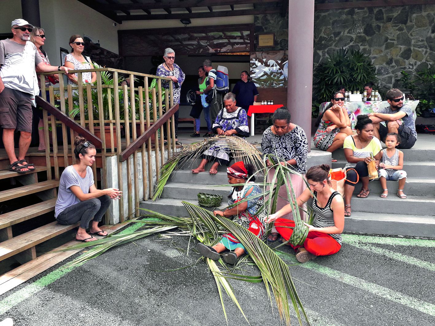 L’Association des femmes de Canala a fait le déplacement, dimanche, pour la quatrième fois au marché de Farino. Les participantes ont proposé  du tressage, du bougna, des fruits et légumes, des plantes vivrières et à fleurs. Parmi les dix personnes de la 