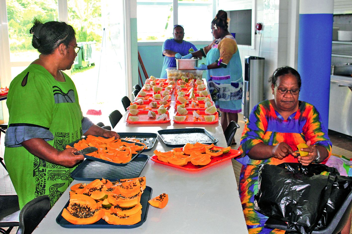 Les mamans  et le personnel ont préparé ensemble  le goûter  des participants.