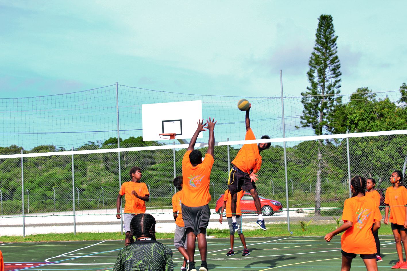 Plusieurs disciplines étaient proposées aux élèves  du collège et du primaire pendant  la journée, comme ici, le volley-ball.