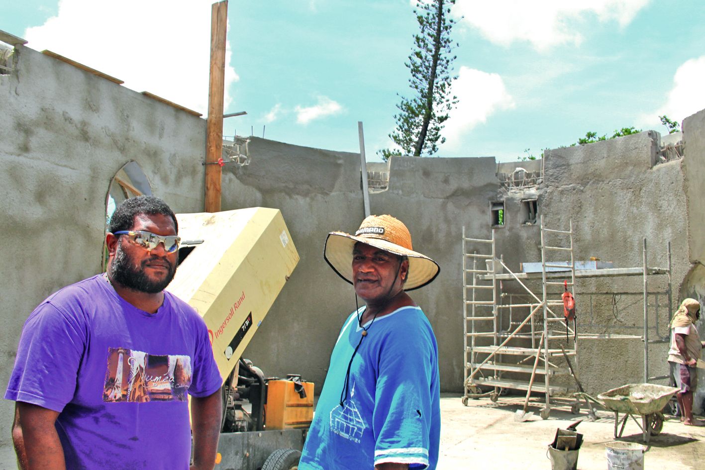 Dès qu’il le peut, Kaco, artisan, met des moyens matériels de son entreprise au service du chantier du temple.