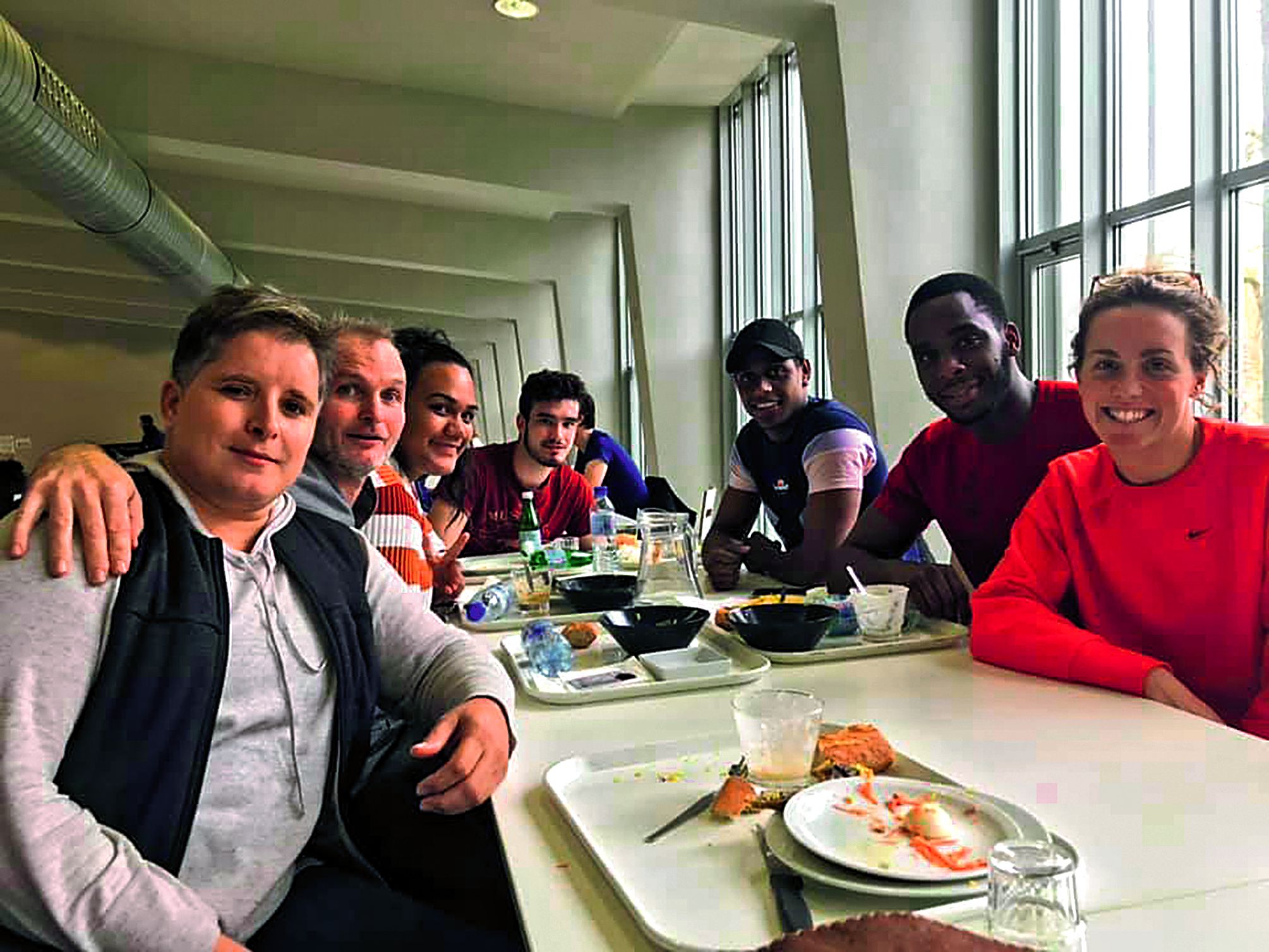 Les sportifs calédoniens ont mangé ensemble. Photo D.R.