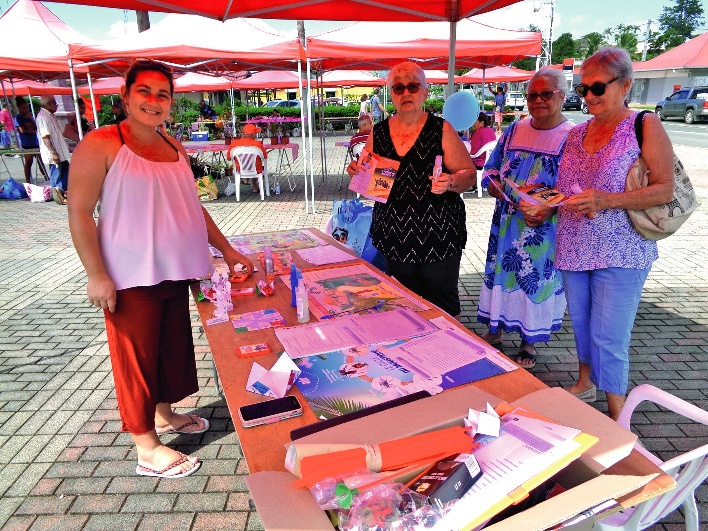 Le stand sur la place du marché a permis aux gens de passage de s’informer de façon ludique sur la lutte engagée contre la dengue.Photo E.J.