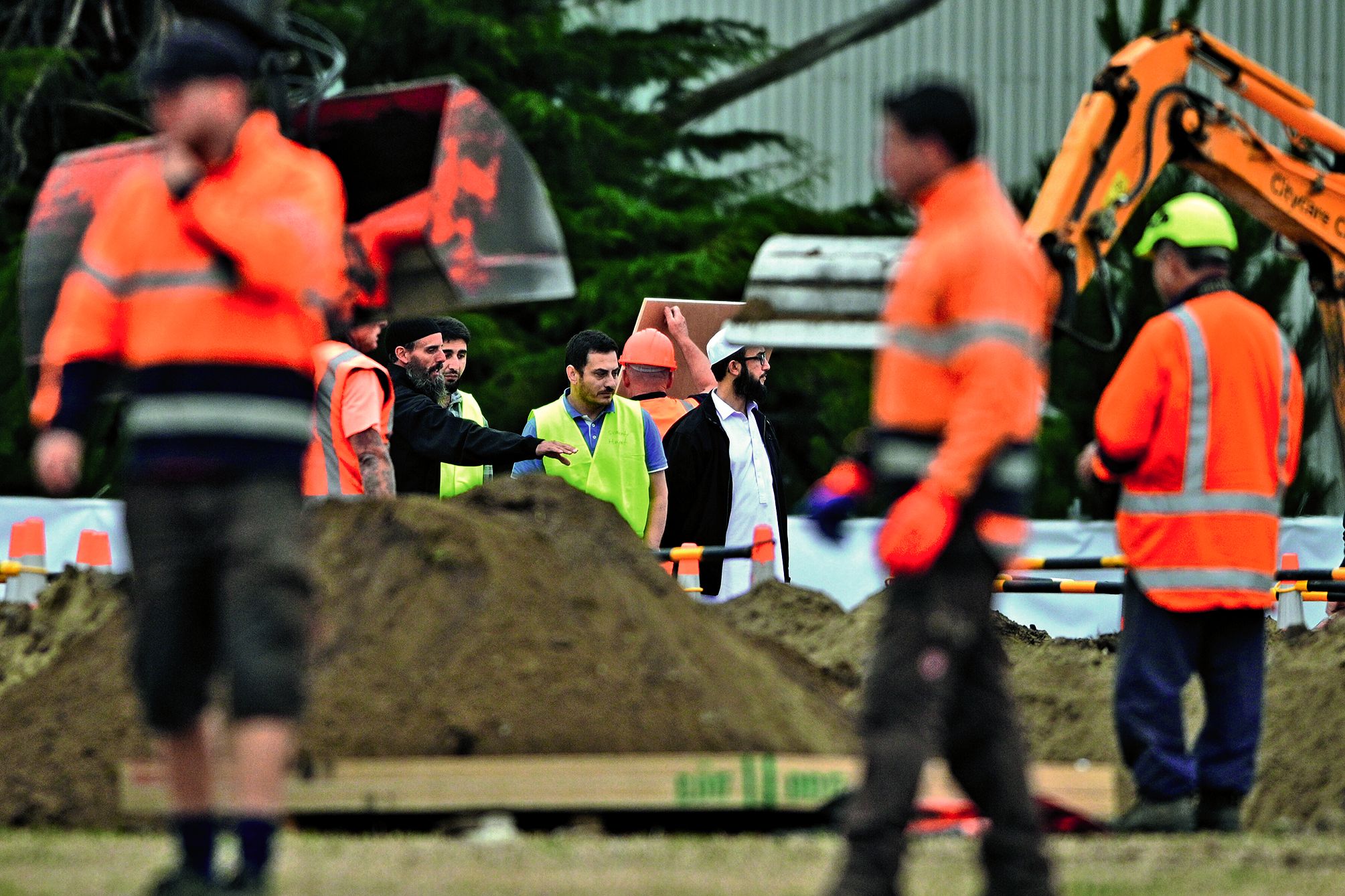 Hier matin, des ouvriers étaient à l’œuvre dans le cimetière de Christchurch pour préparer les sépultures.Photo AFP