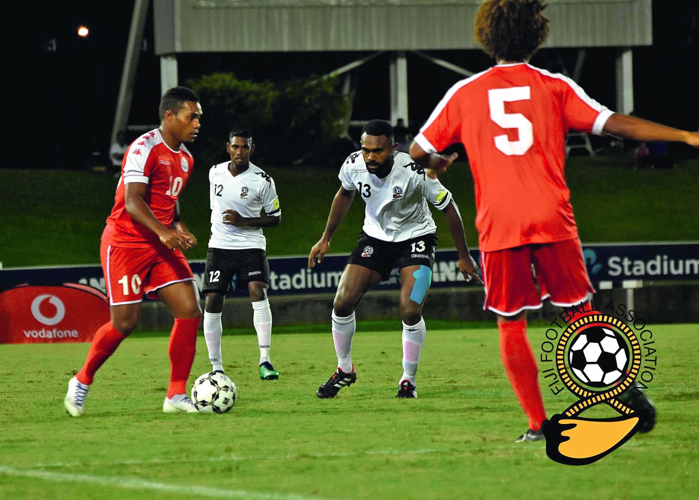 Kayara (à gauche) a marqué le seul but calédonien hier à Fidji. Photo Fiji Football association