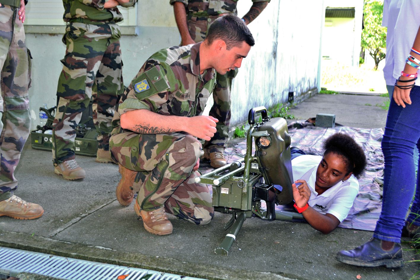 A l’image de cette jeune fille, les élèves de la classe Défense et sécurité globale ont pu tester certaines armes utilisées notamment pour détruire les chars et autres engins ennemis.
