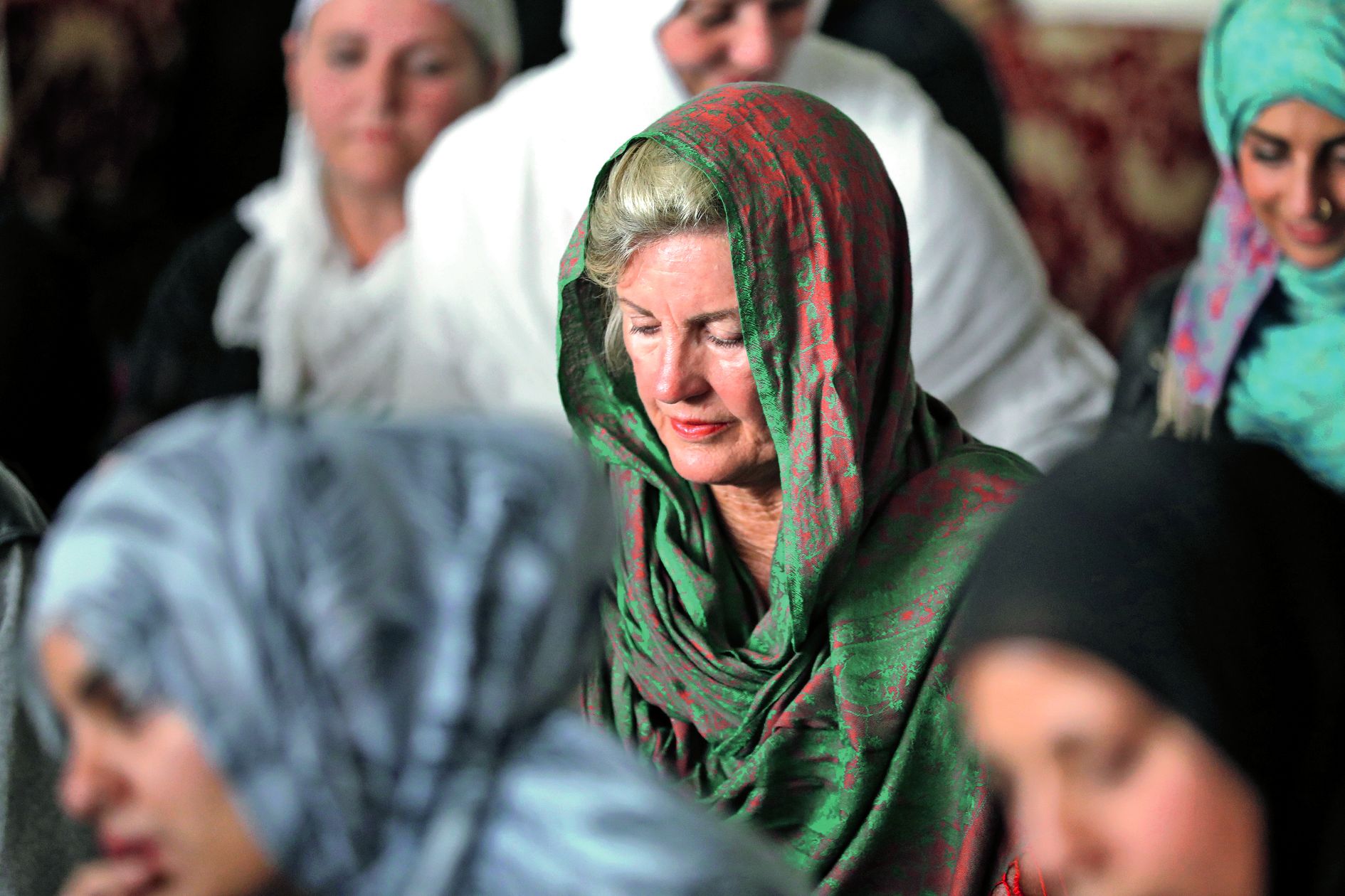 Certaines n’ont pas hésité à porter un foulard en signe de solidarité avec les femmes touchées par le drame.Photo AFP