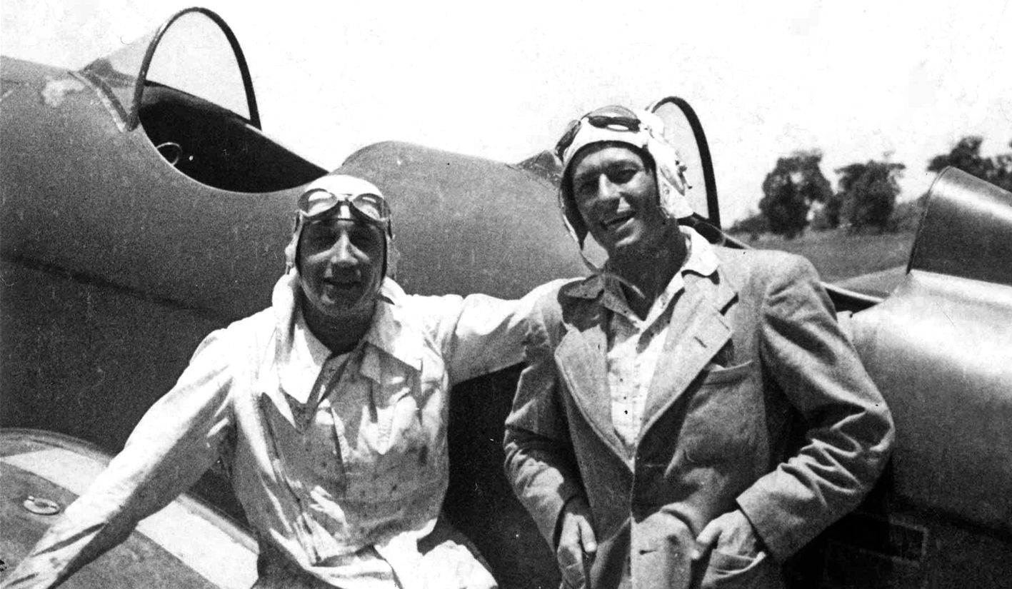 Henri Martinet (à dr) et son ami Paul Klein ont parcouru le monde depuis les airs, reliant Nouméa à Paris en 1939. Un véritable exploit pour l’époque. Photo DR