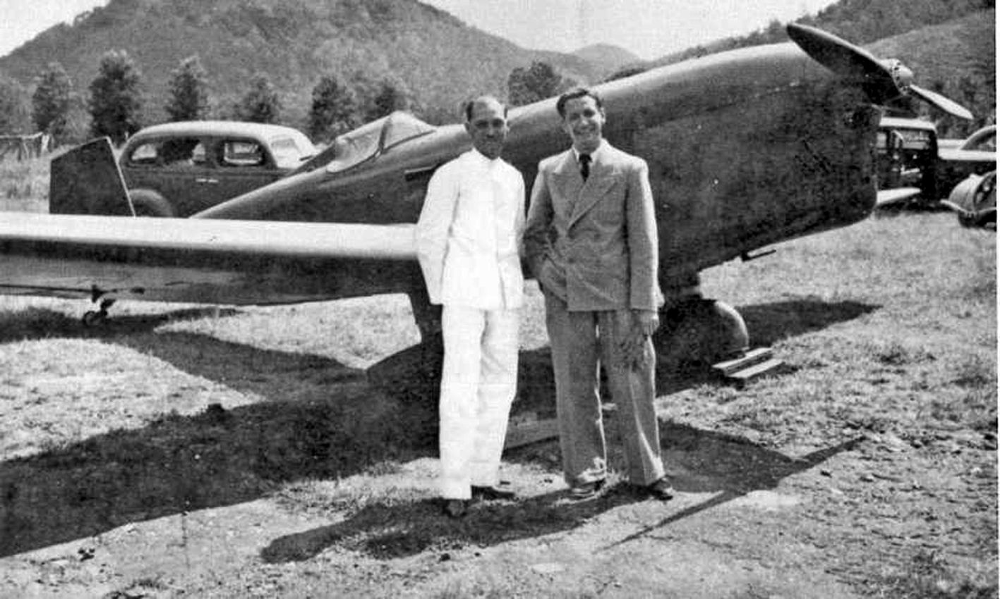 Henri Martinet (à droite) en compagnie de Diégo Sanuy, le mécanicien qui a préparé l’Aiglon (un Caudron Renault type C600) avant le Nouméa-Paris.