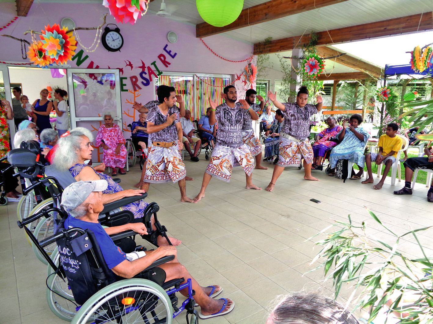 Pour démarrer la journée, les résidents ont eu droit à un spectacle proposé par le groupe Tuki-Tonga.  Les jeunes danseurs ont dévoilé leur savoir-faire pour le plus grand plaisir des personnes présentes.