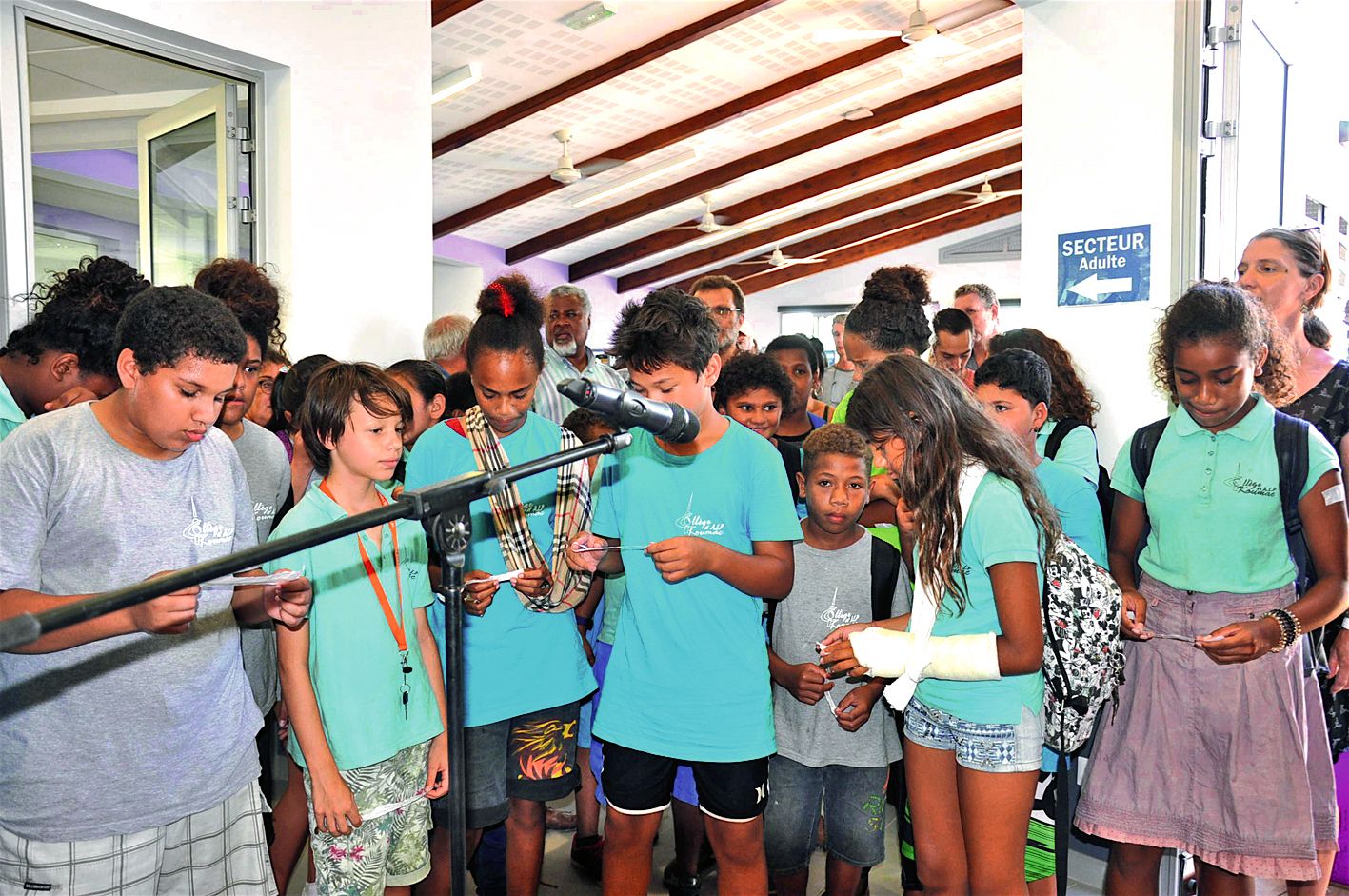 A gauche, des élèves de 5e du collège de Koumac ont lu quelques courts poèmes de leur création. A droite, des enfants des cycles 2 et 3 de l’école Punyi, tribu de Wanap, encadrés par Yoan Whaap, musicien intervenant de l’école de musique du CMDNC, ont int