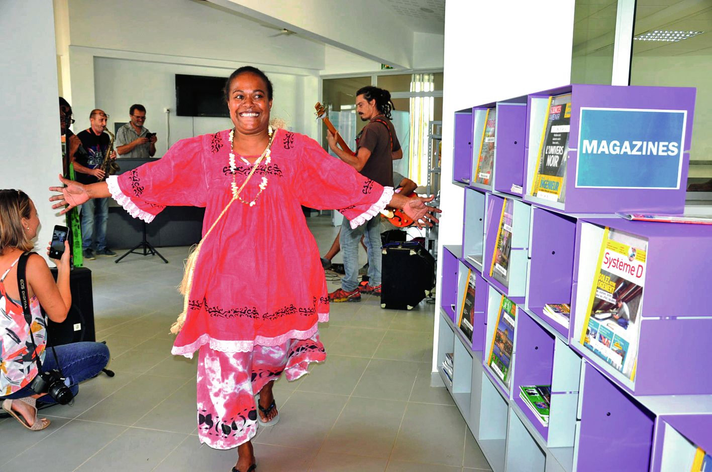 Un défilé de mode présentant le savoir-faire de quatre couturières de la commune - Jeanne Neimbo, Sophie Newary, Isabelle Poatiba et Marie-Hélène Paeten Whaap  - a permis au public d’apprécier les créations de chacune d’elles : robes mission traditionnell