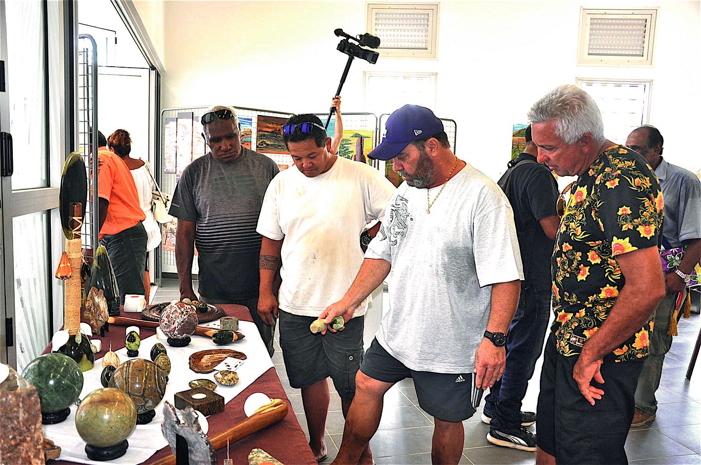 Une exposition des œuvres d’artistes de la commune a été particulièrement appréciée du public par sa variété, comme ici les réalisations de Jean-Louis Besançon, artisan lapidaire et sculpteur, à partir de pierres et de bois locaux - pieds de lampe, bougeo