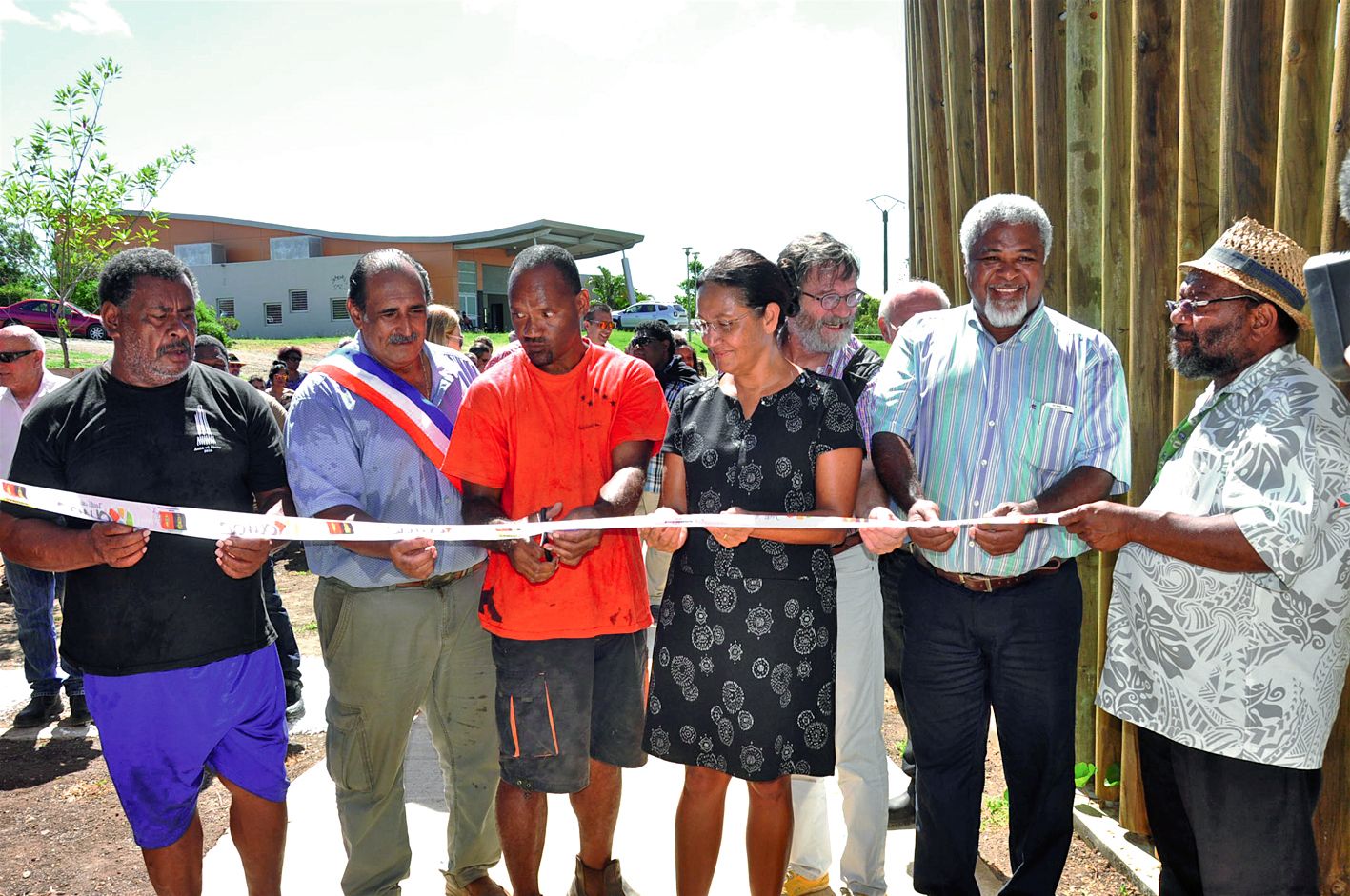 De gauche à droite : Williams Taubo Tein Boarat, grand chef coutumier du district de Koumac, Wilfrid Weiss, le maire, Yvon Whala-Windi, coutumier, Marie-Paule Tourte-Trolue, commissaire déléguée de la République en province Nord, Laurent Figuière, représe
