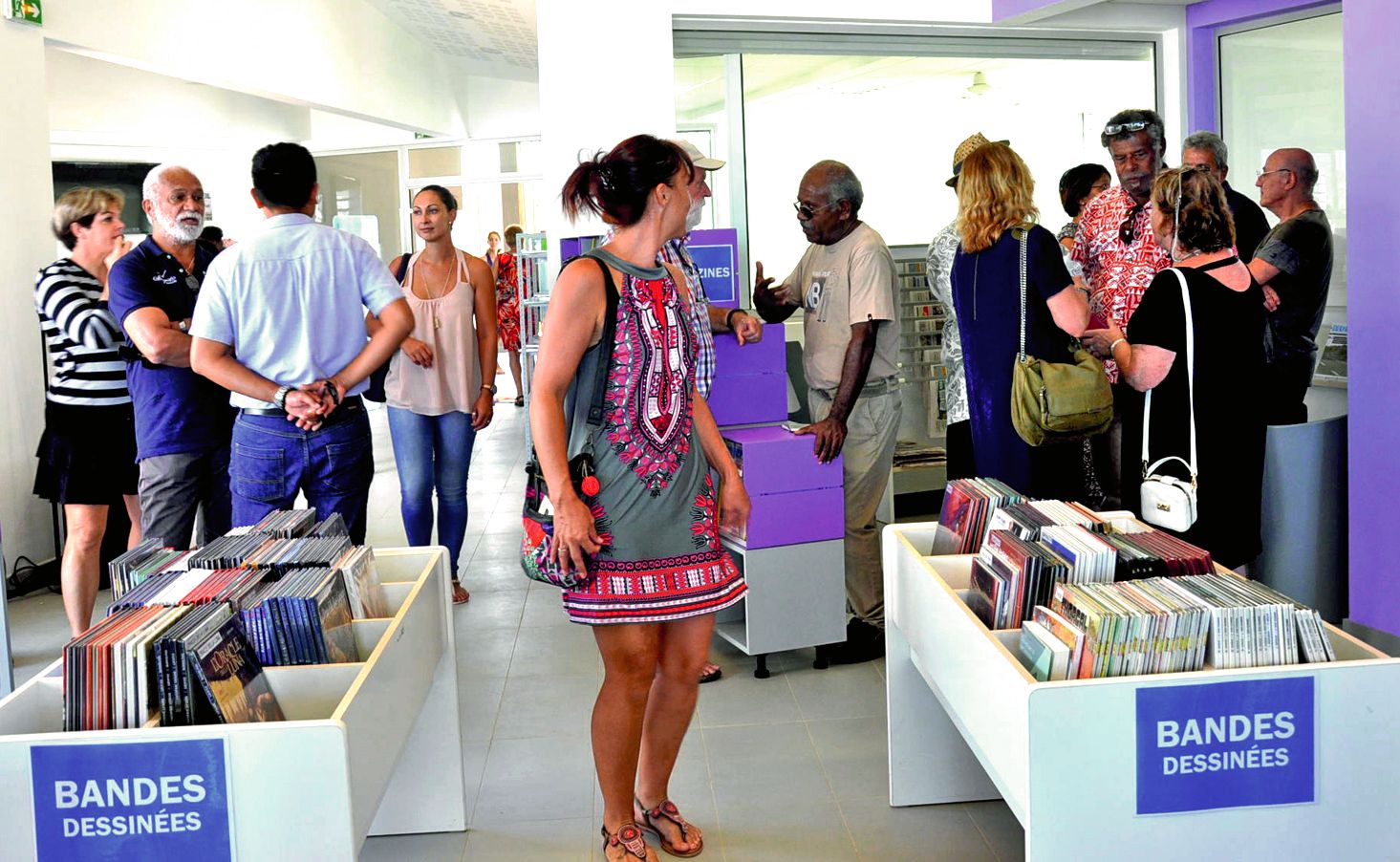 A l’issue des discours officiels, les autorités civiles, militaires et coutumières, les représentants des différents corps de métiers, les invités et les administrés de la commune ont visité les espaces de la nouvelle médiathèque.