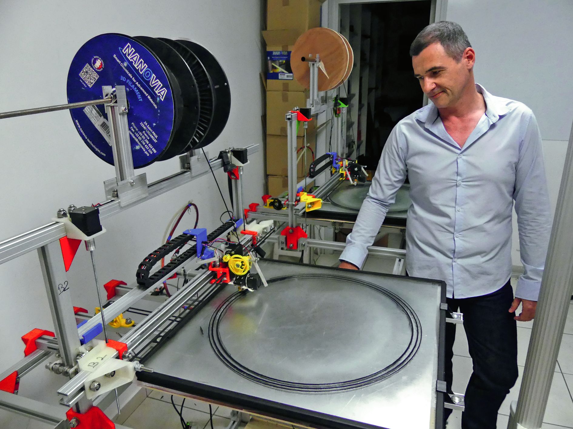 Williams Danger devant les imprimantes 3D qu’il a mise en place, et pour certaines construites pour éviter d’importer des pièces. Ph. C..R.