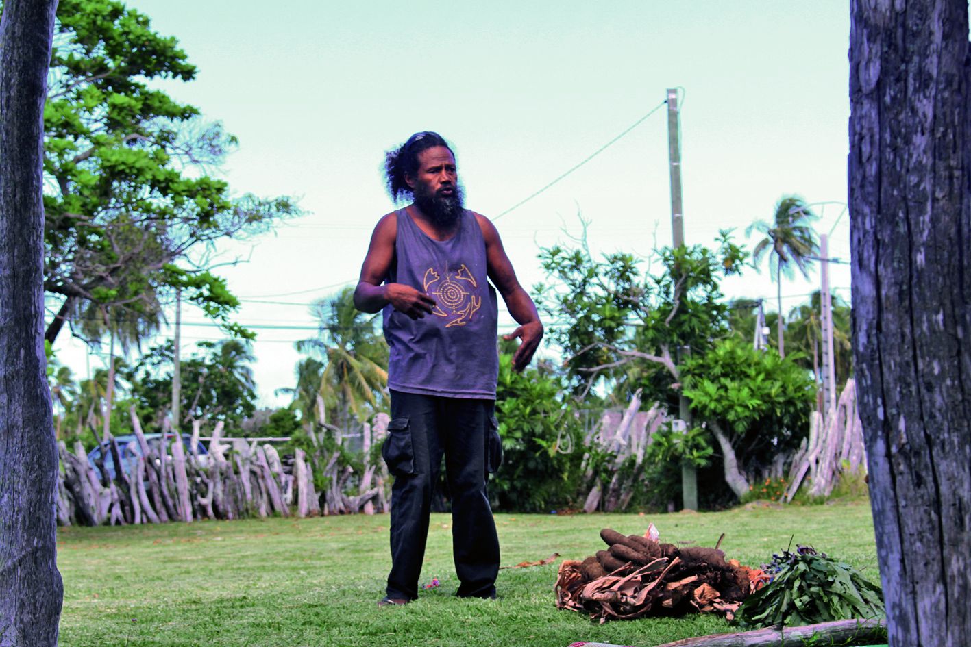 Léon, porte-parole de la chefferie Bazit, à Weneki, remercie chaque clan d’avoir apporté leurs nouvelles ignames. La journée est ainsi ponctuée de nombreux gestes coutumiers.
