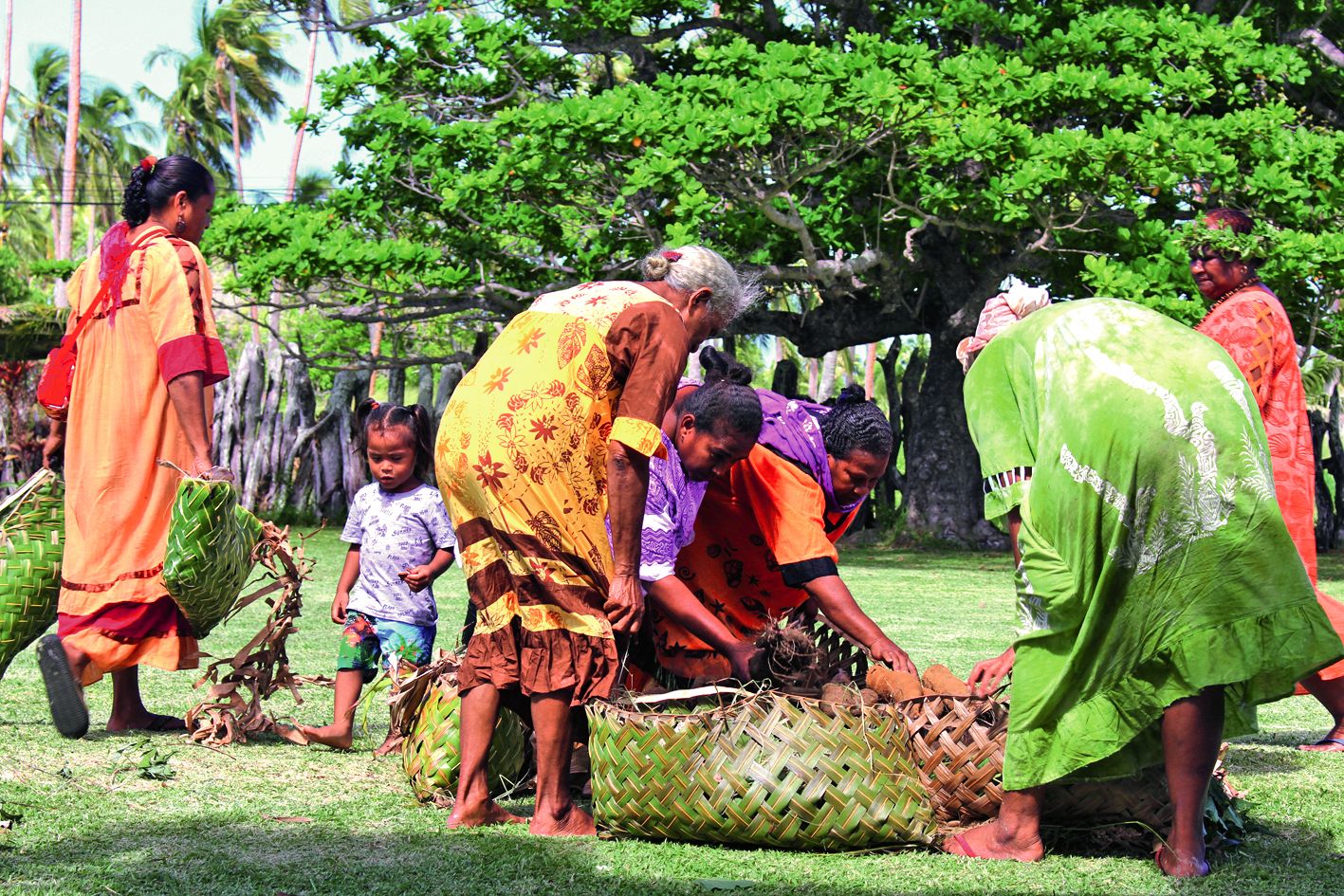 Les paniers pour le transport des ignames ont été fabriqués avec des feuilles de cocotiers. Les femmes vont ensuite cuire les ignames, pendant que les hommes s’occupent de préparer du poisson.