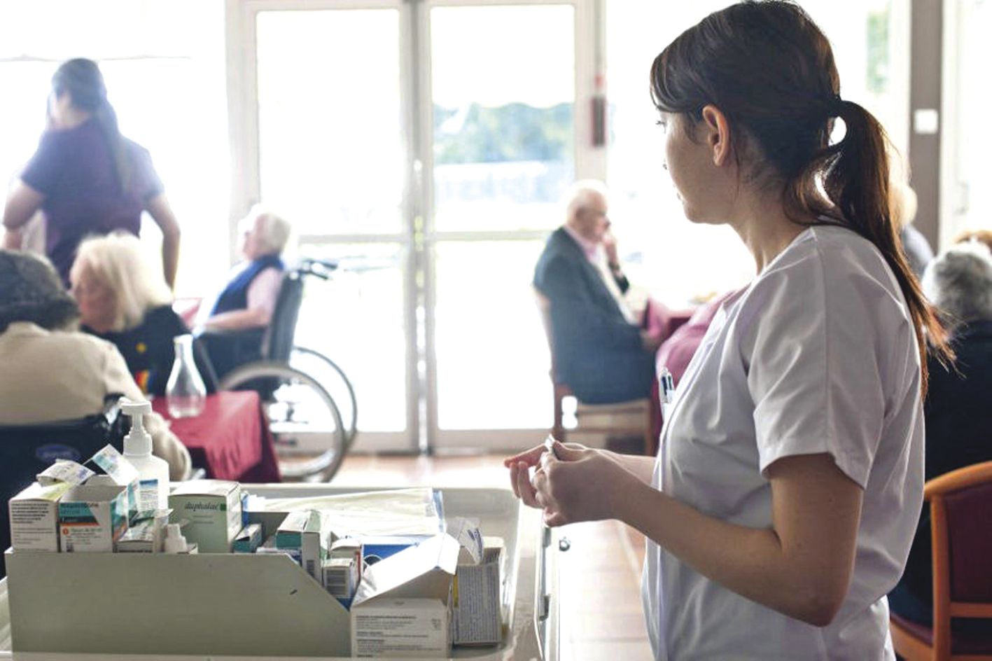 D’après une étude de la Mutualité française, l’hébergement en maison de retraite coûte en moyenne 2 000 euros par mois aux plus dépendants, alors que les retraités touchent en moyenne 1 500 euros de pension. Souvent les familles payent le reste à charge. 