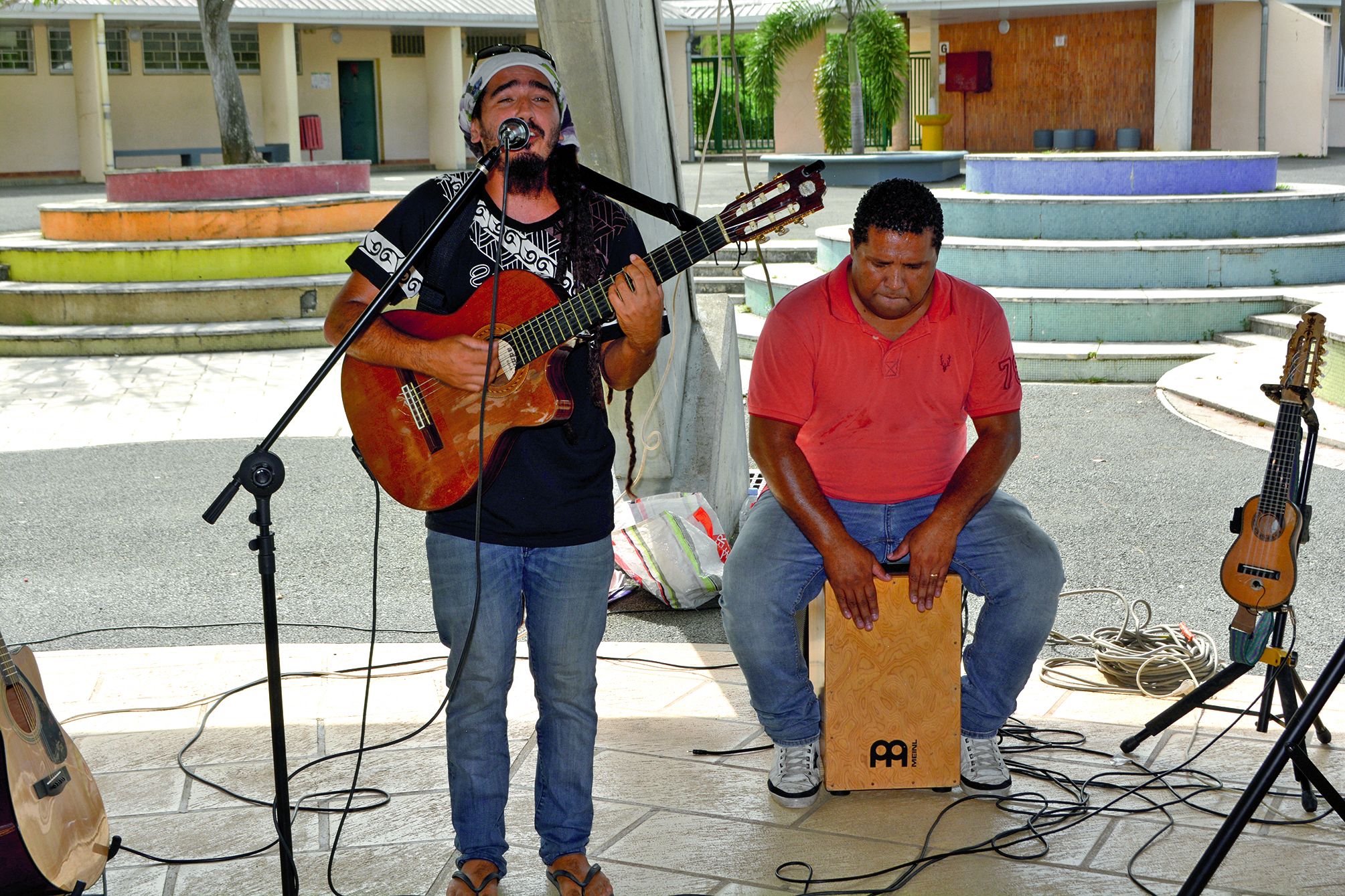 Les 150 personnes présentes ont été captivées par la prestation musicale donnée par Yan Uregei et Gabriel Oyarzun (à la guitare) sous le grand faré.