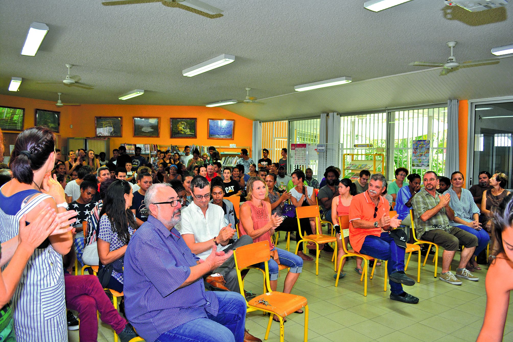 La salle du CDI était pleine à craquer. Les parents, les professeurs et des personnalités civiles et militaires ont chaleureusement applaudi les diplômés.