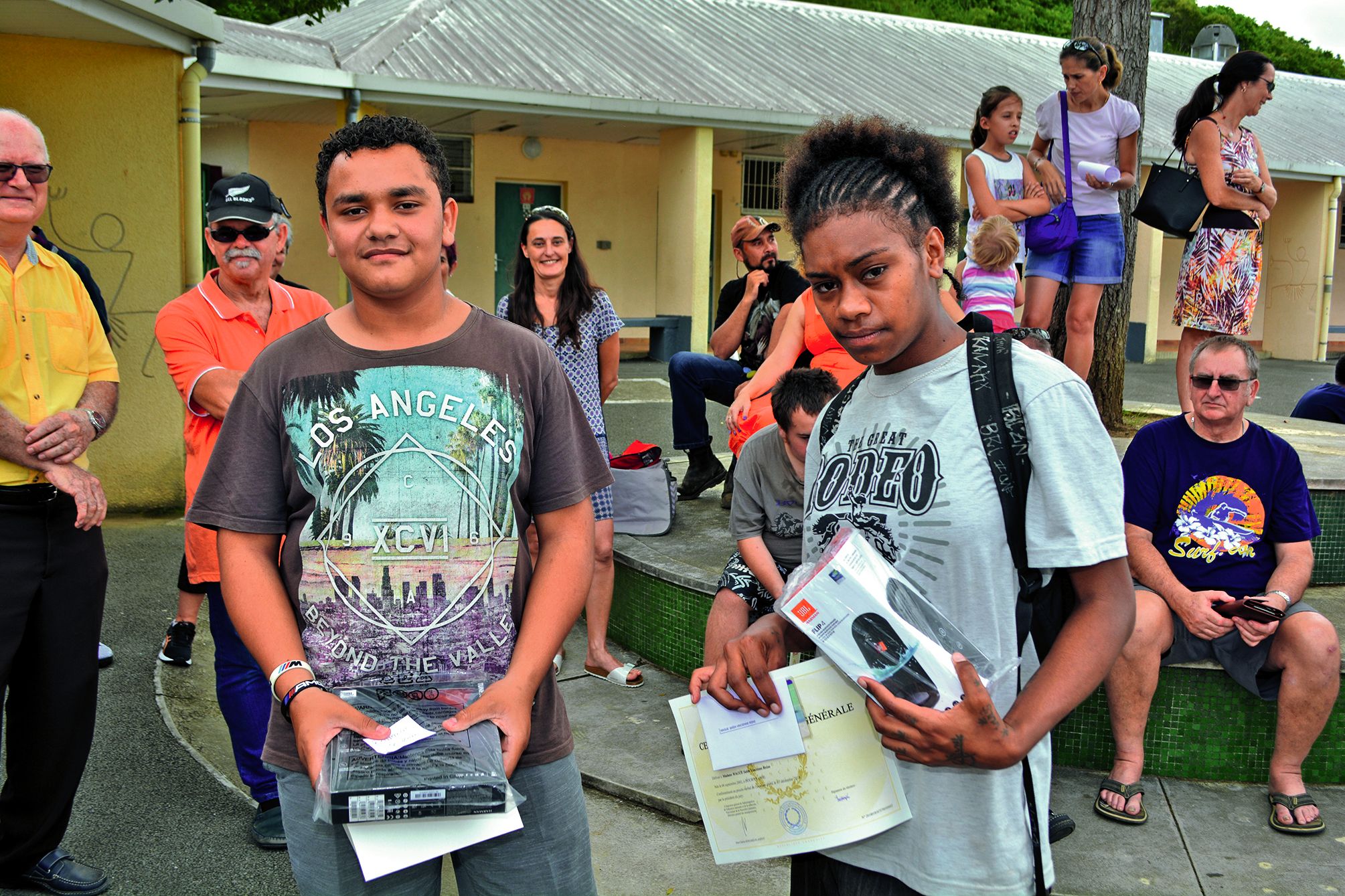L’association des parents d’élèves a offert à chaque lauréat une enveloppe contenant 4 000 F (mention très bien), 3 000 F (bien), 2 000 F (assez bien) et 1 000 F (admis). Kylian et Saïda (photo), les gagnants de la tombola organisée par le foyer socio-édu