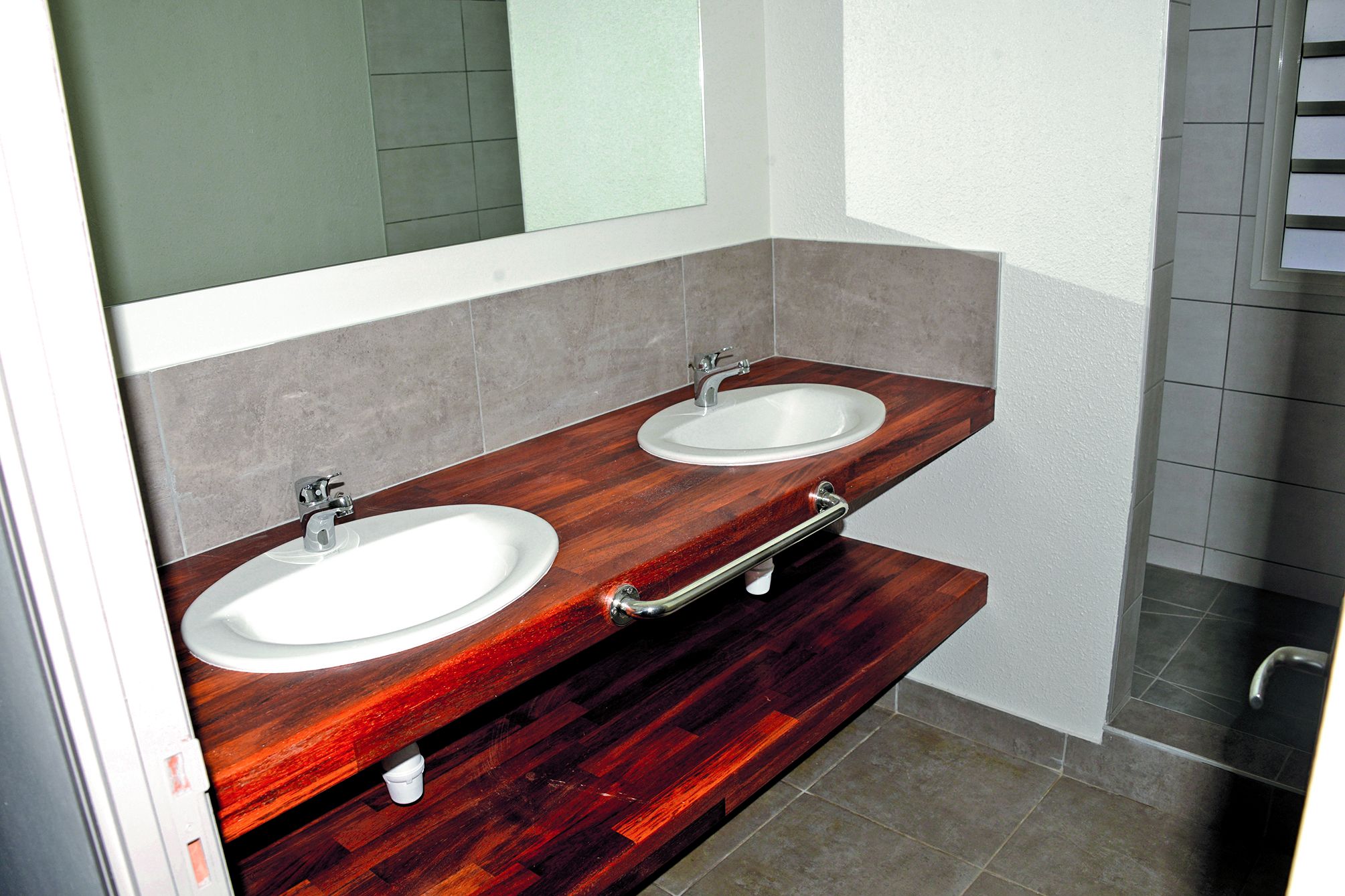 L’aménagement de la salle de bain avec ses doubles vasques est jugé plus pratique par les résidents.