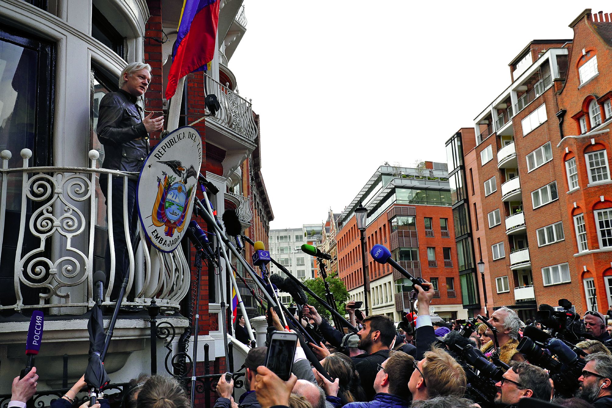 Sur cette photo prise le 19 mai 2017, Julian Assange s’exprime depuis le balcon de l’ambassade équatorienne  à Londres. Il y vit reclus depuis le 19 juin 2012.Photo AFP