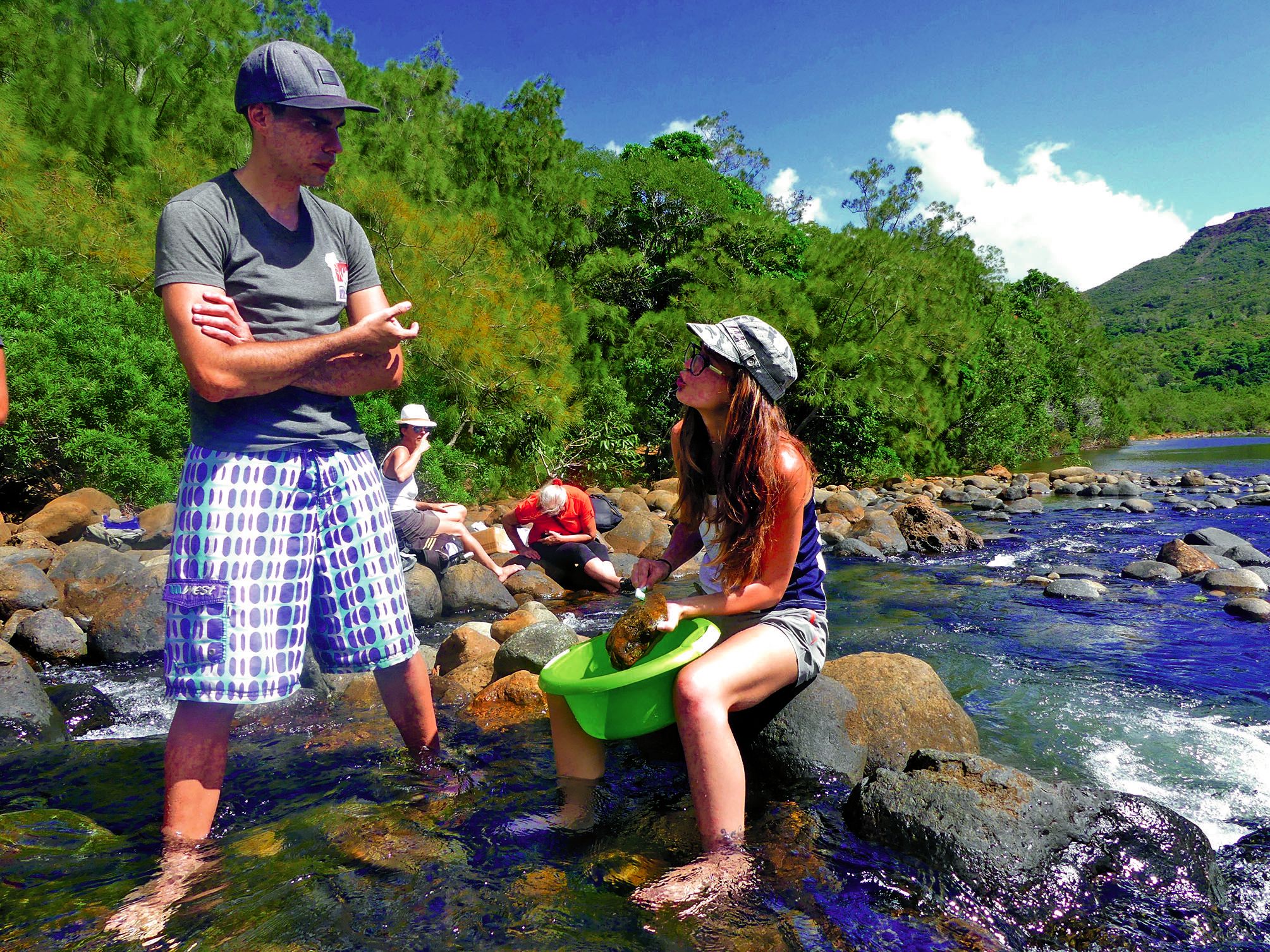 Après la théorie, place à la pratique, au beau milieu des rochers de  la Dumbéa, à l’entrée du parc provincial.