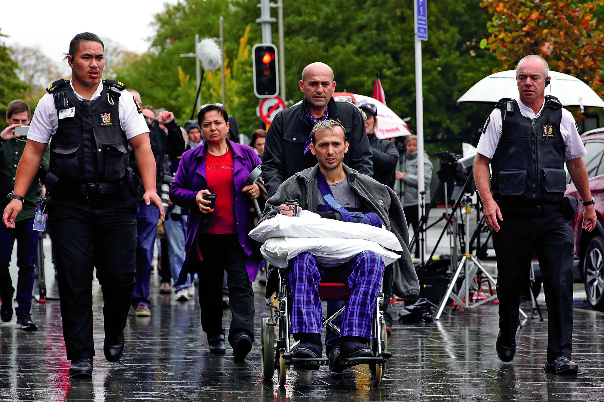 Des blessés et des familles de victimes avaient tenu, hier, à se rendre  au tribunal. La prochaine audience est prévue le 14 juin.Photo AFP