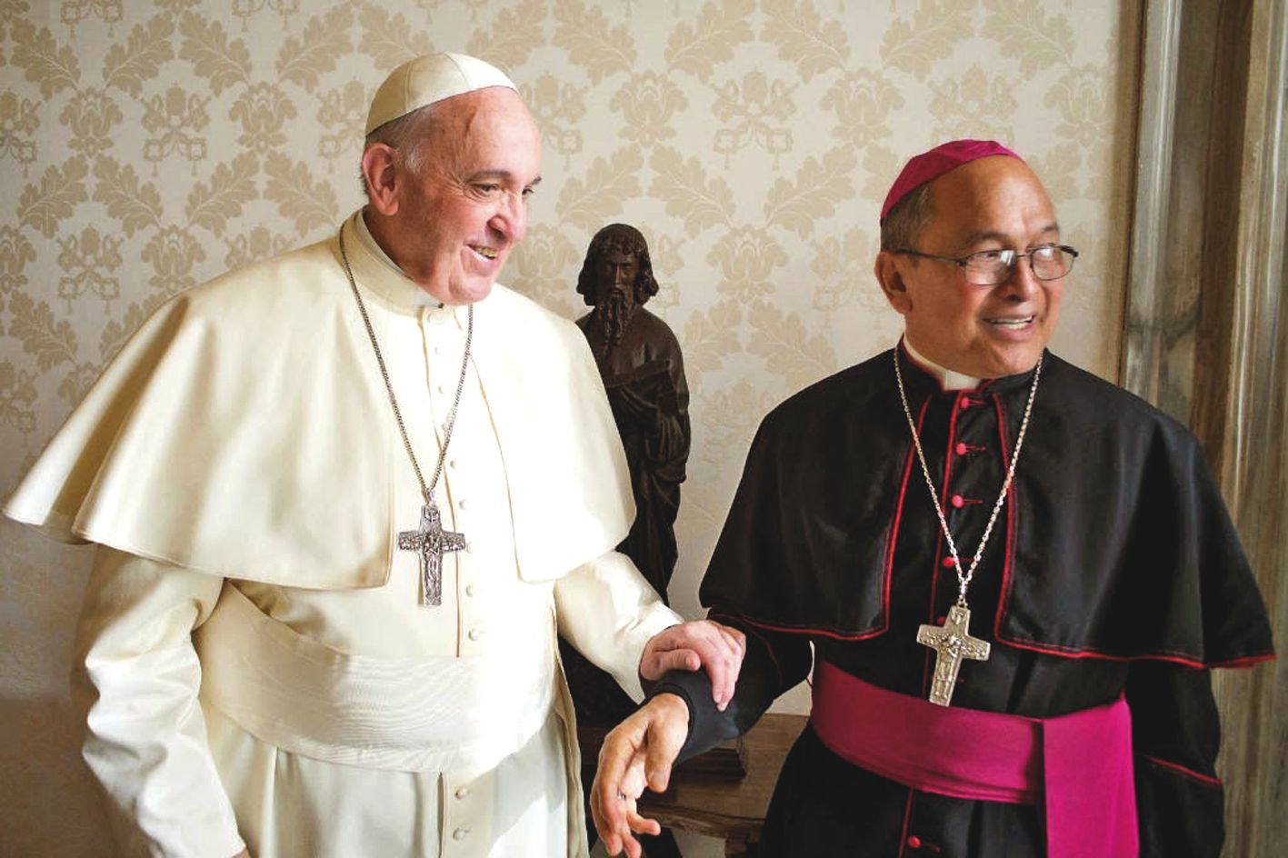Mgr Apuron, pris en photo ici aux côtés du pape François, a indiqué se soumettre à la décision du Vatican mais a qualifié la peine, qui l’empêche de vivre à Guam, de condamnation à mort.Photo DR
