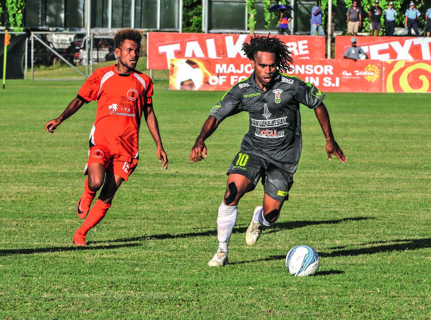Richard Sélé, ici lors d’un match aux Salomon en phase de groupe, a ouvert le score hier à Tahiti. Photo OFC