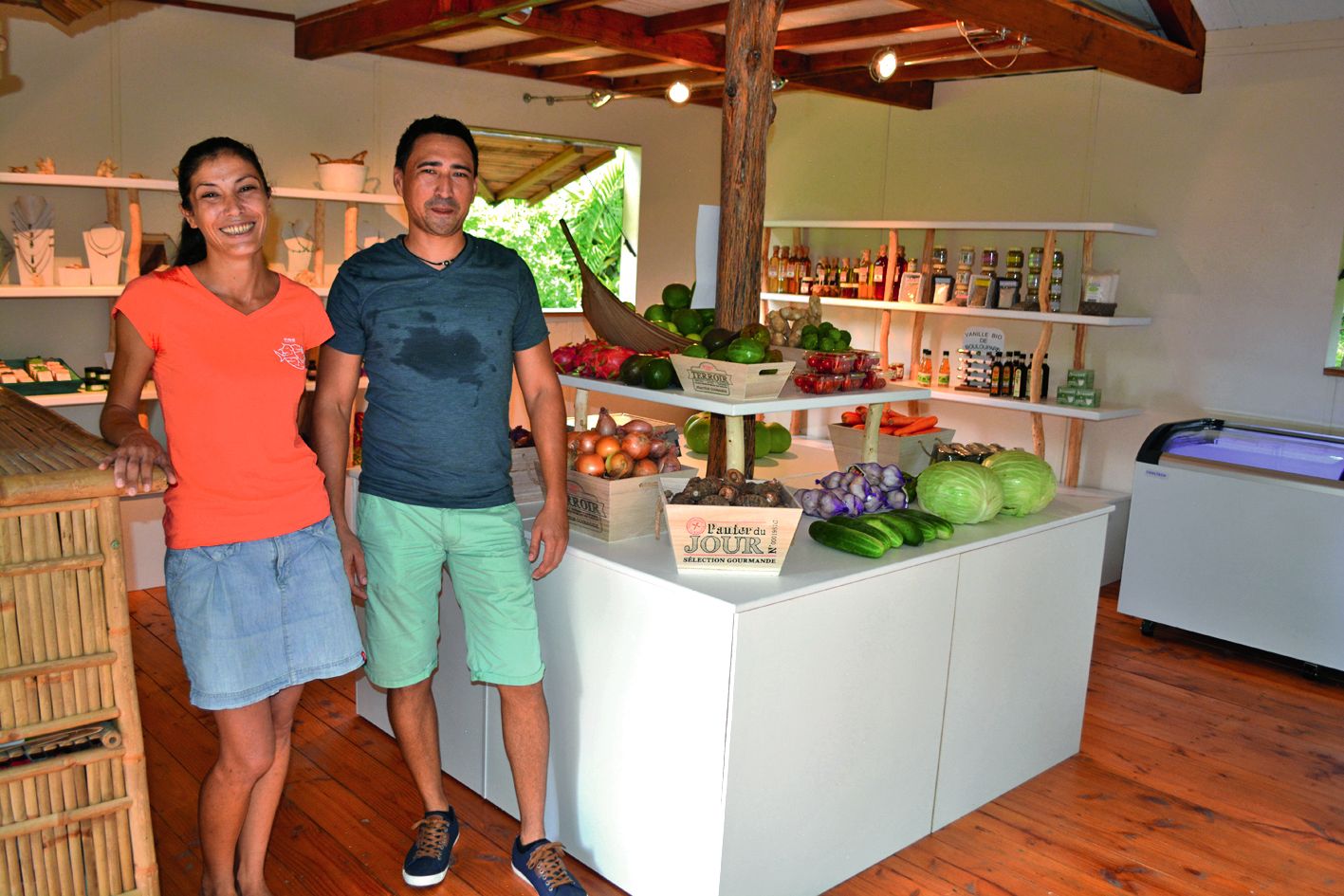 L’épicerie qu’Aurélie Faure et Johan François ont ouverte sur Poé est approvisionnée aussi bien en fruits et légumes frais qu’en produits locaux et artisanaux. Photo N.B.