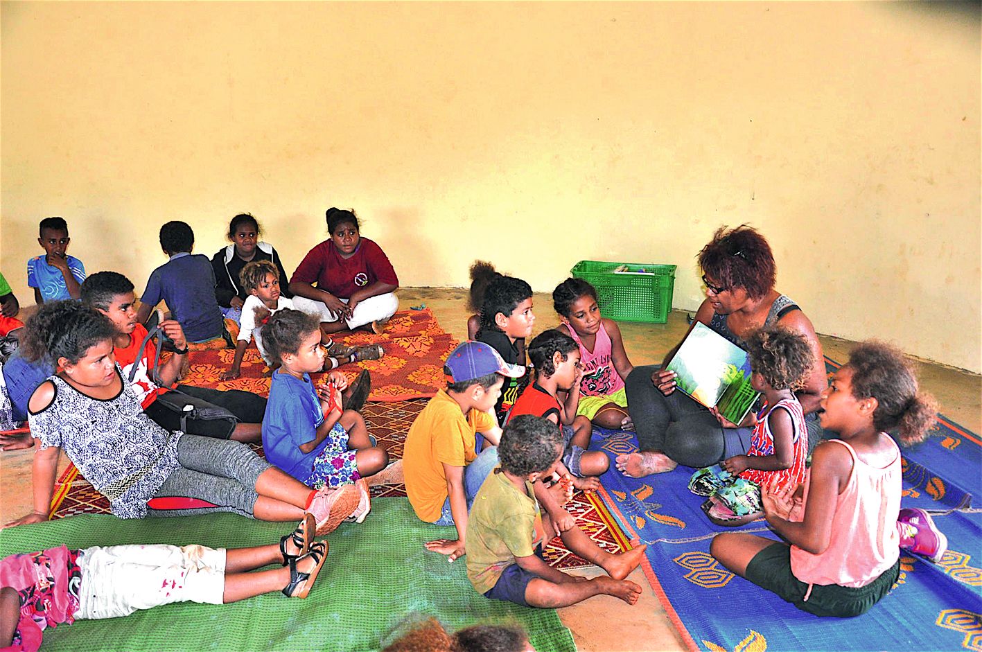 Glenda, bibliothécaire  à la médiathèque de Kaala-Gomen, a raconté aux enfants, réunis après le déjeuner  dans la case commune, deux contes locaux  La petite tresseuse et L’enfant kaori.