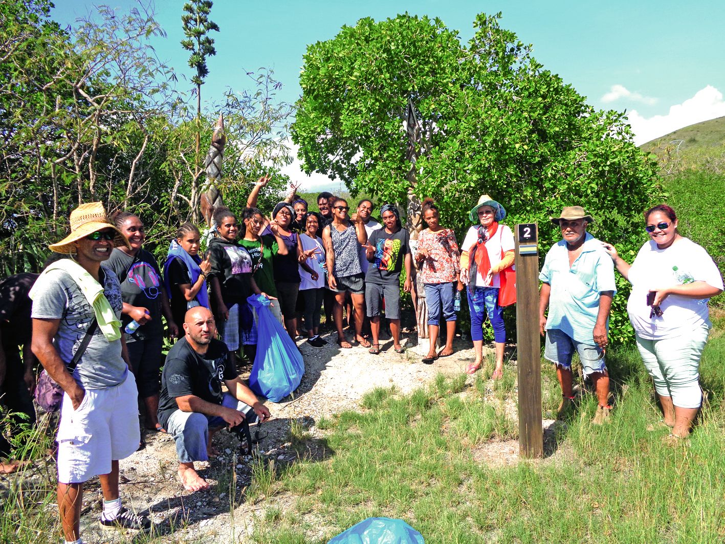 Les jeunes ont découvert le sentier aménagé dans la mangrove de Ouano, avec des explications fournies par les membres de la zone côtière Ouest (ZCO) et du conseil de l\'eau de La Foa. Photos E.J.