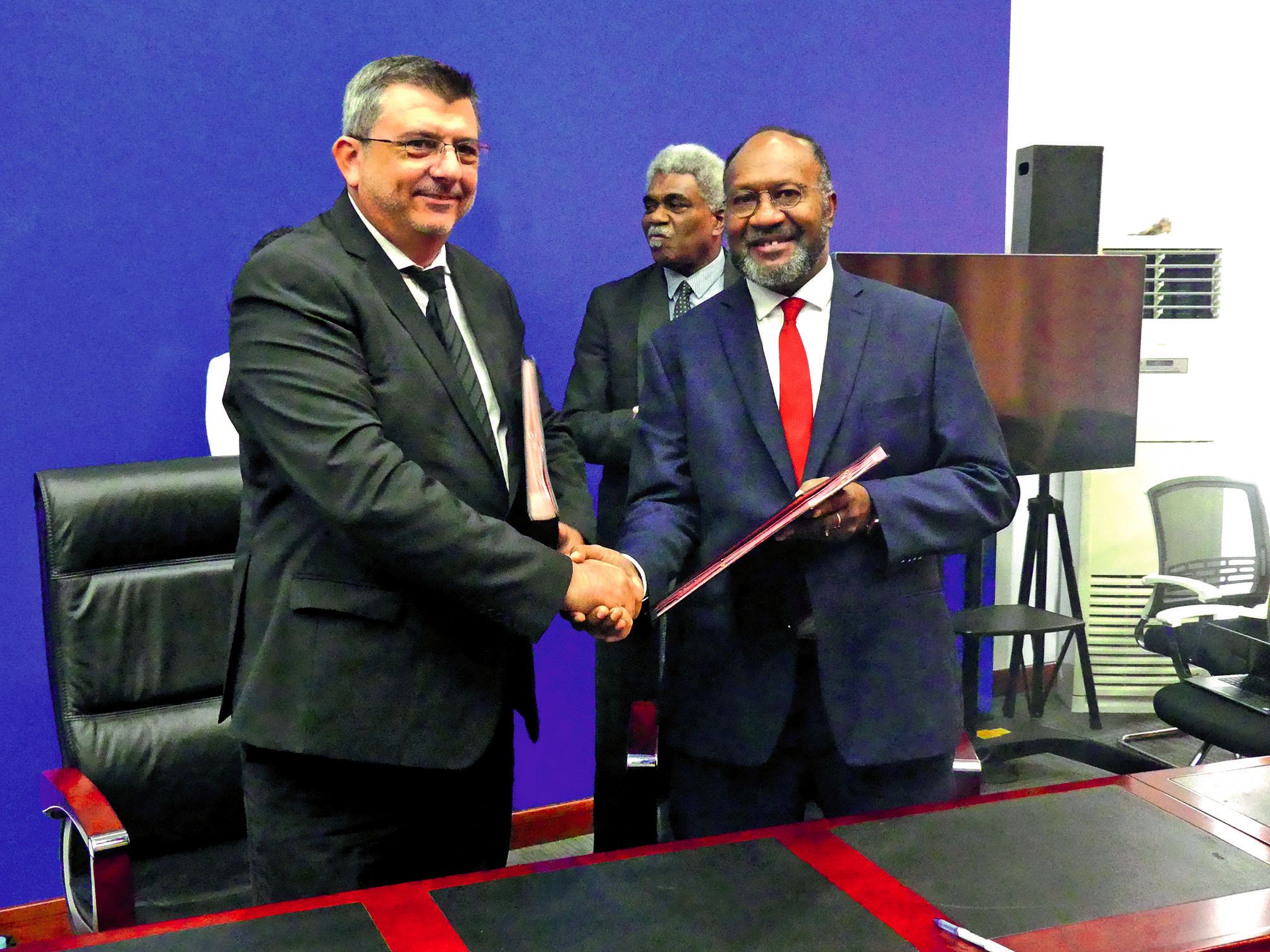 Le président du gouvernement Philippe Germain et le Premier ministre Charlot Salwai après la signature de l’accord aérien.