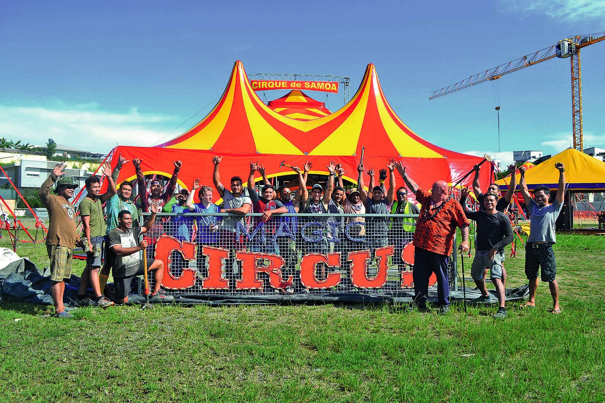 Les 35 artistes du Magic Circus of Samoa étaient à pied d’œuvre hier, à Apogoti. L’objectif est d’aménager le site avant la première représentation jeudi.Photo A.P