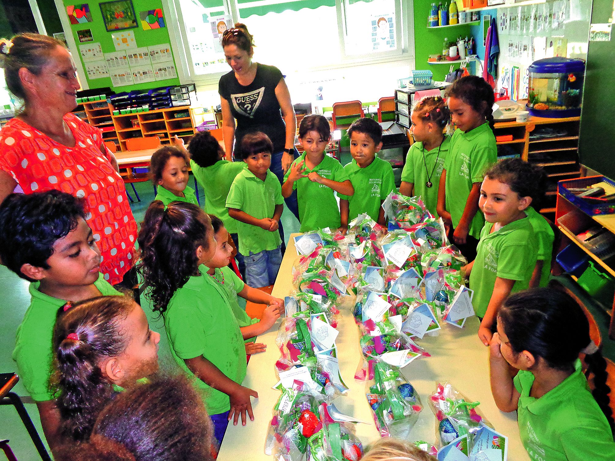 A l\'école maternelle les Bégonias, les enfants ont eu la surprisede découvrir, au retour de la récréation du matin, les œufsde Pâques déposés dans la classe par le lapin.