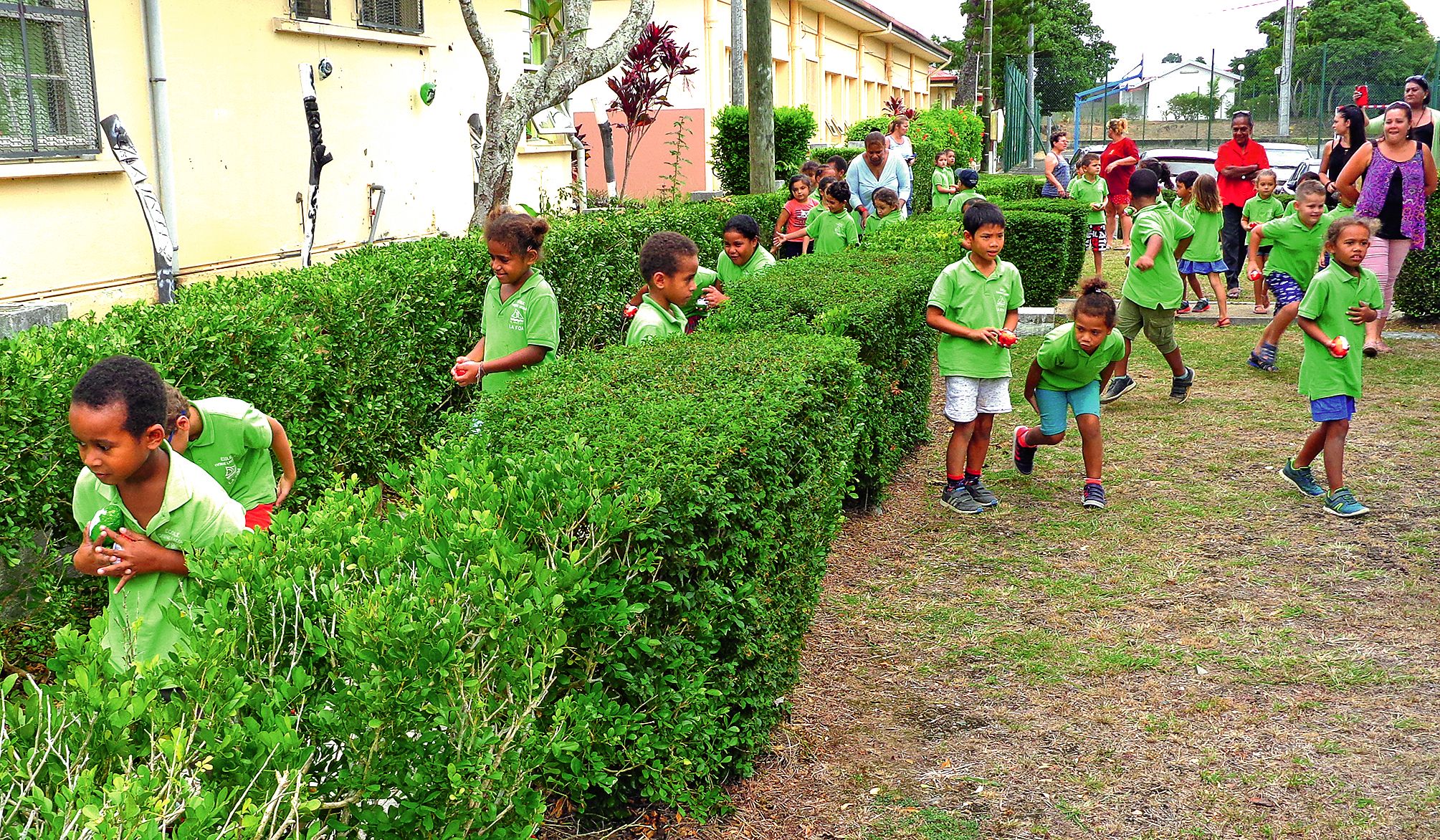 Les enfants se sont regroupés pour la traditionnelle photo de famille afin de montrer leur prise découverte après une partie de cache-cache avec monsieur Lapin.