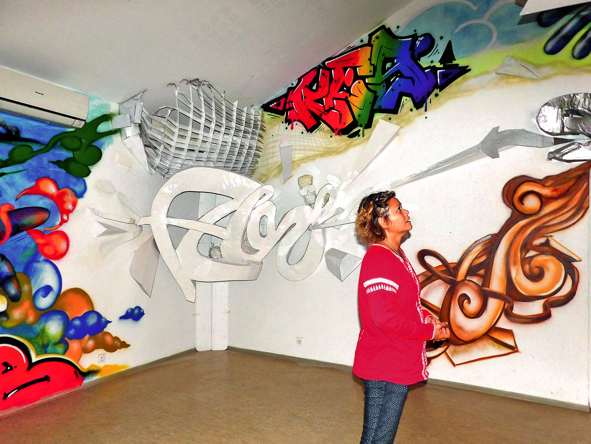Au centre culturel, des graffs des quatre artistes ont envahi les murs et une projection vidéo défile dans la salle d’exposition.