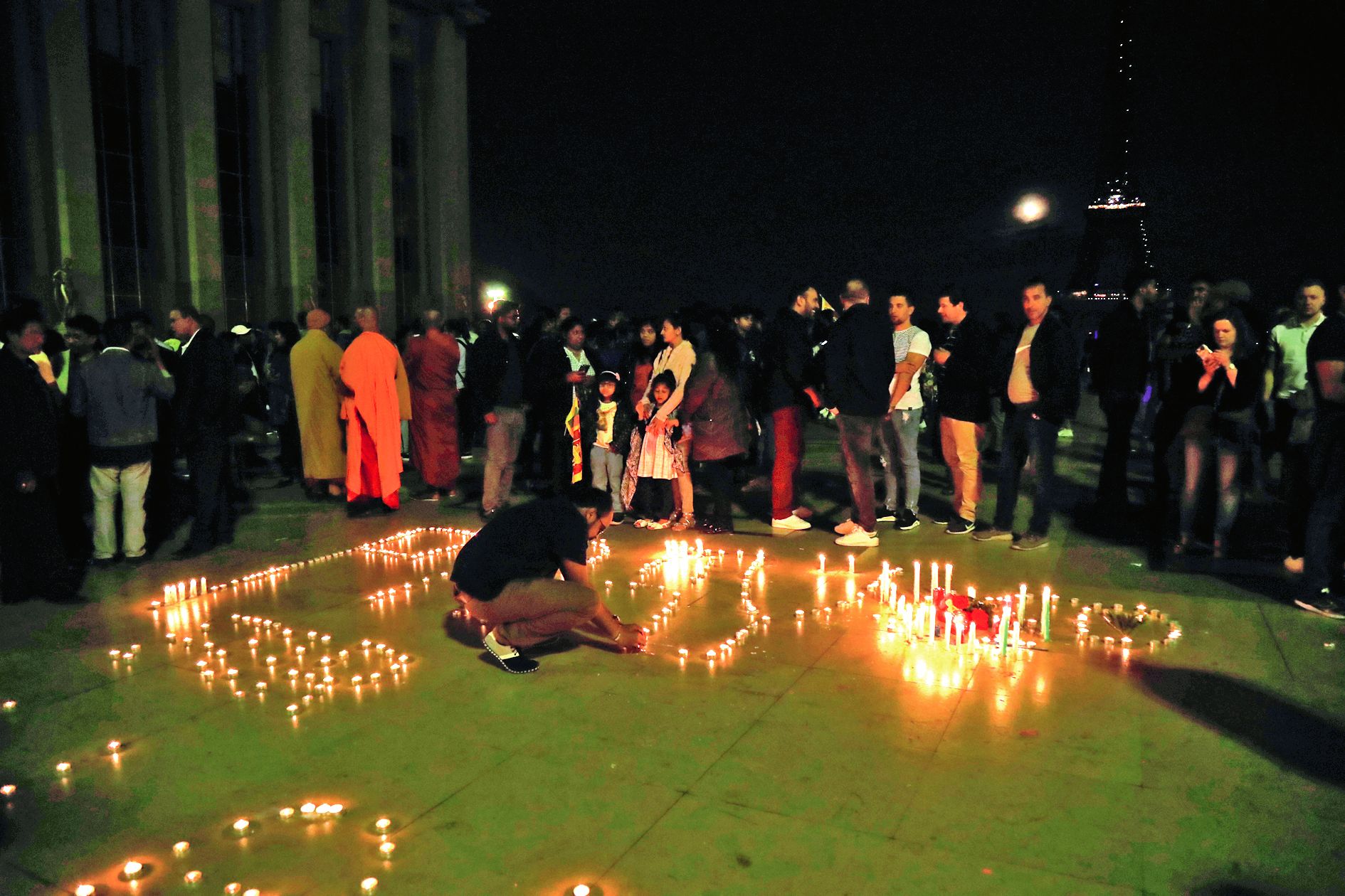 Le président Emmanuel Macron évoque des « actes odieux ». « Toute notre solidarité avec le peuple sri-lankais et nos pensées pour tous les proches des victimes en ce jour de Pâques ». Des personnes se sont rassemblées au Trocadéro et la tour Eiffel s’est 