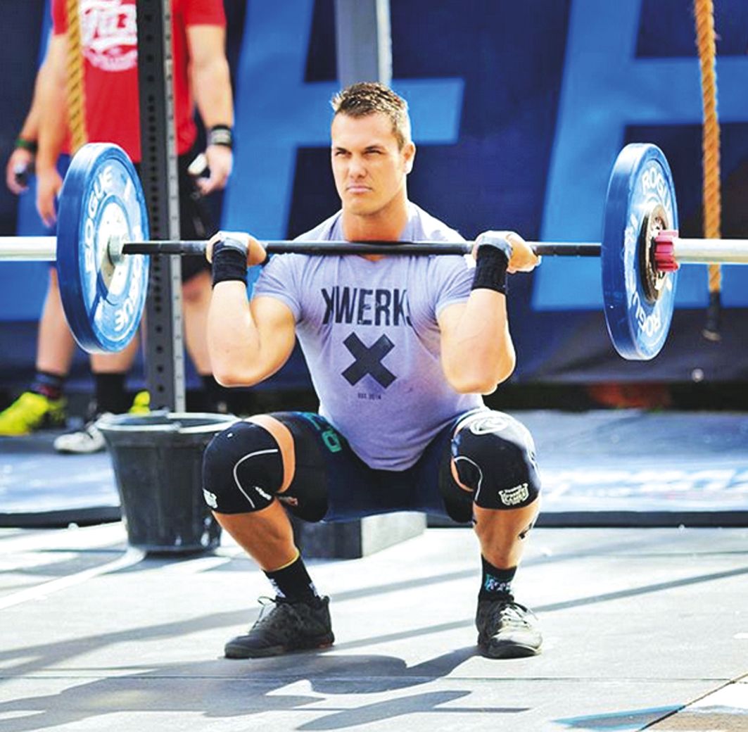 Pierre-Henri Soero et ses deux facettes : en pleine compétition de crossfit à gauche et sur les greens floridiens à droite, au côté du golfeur fidjien Vijay Singh, en marge du dernier Honda Classic. Photos D.R.