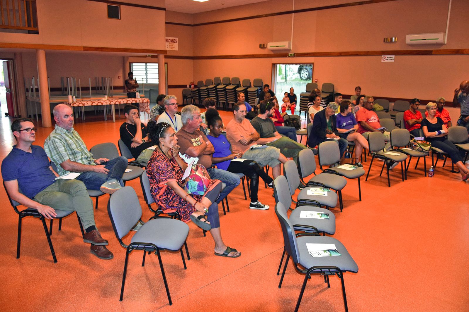 Une trentaine de personnes étaient présentes à la réunion, qui après avoir débuté avec une demi-heure de retard, aura duré près de trois heures. 