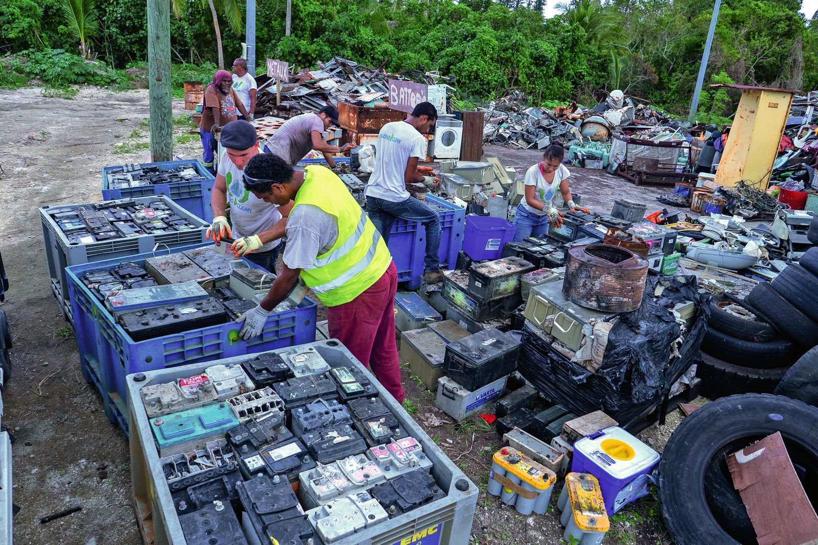 Les déchets collectés sont répartis avant d’être transférés  vers les entreprises locales de traitement et de revalorisation.