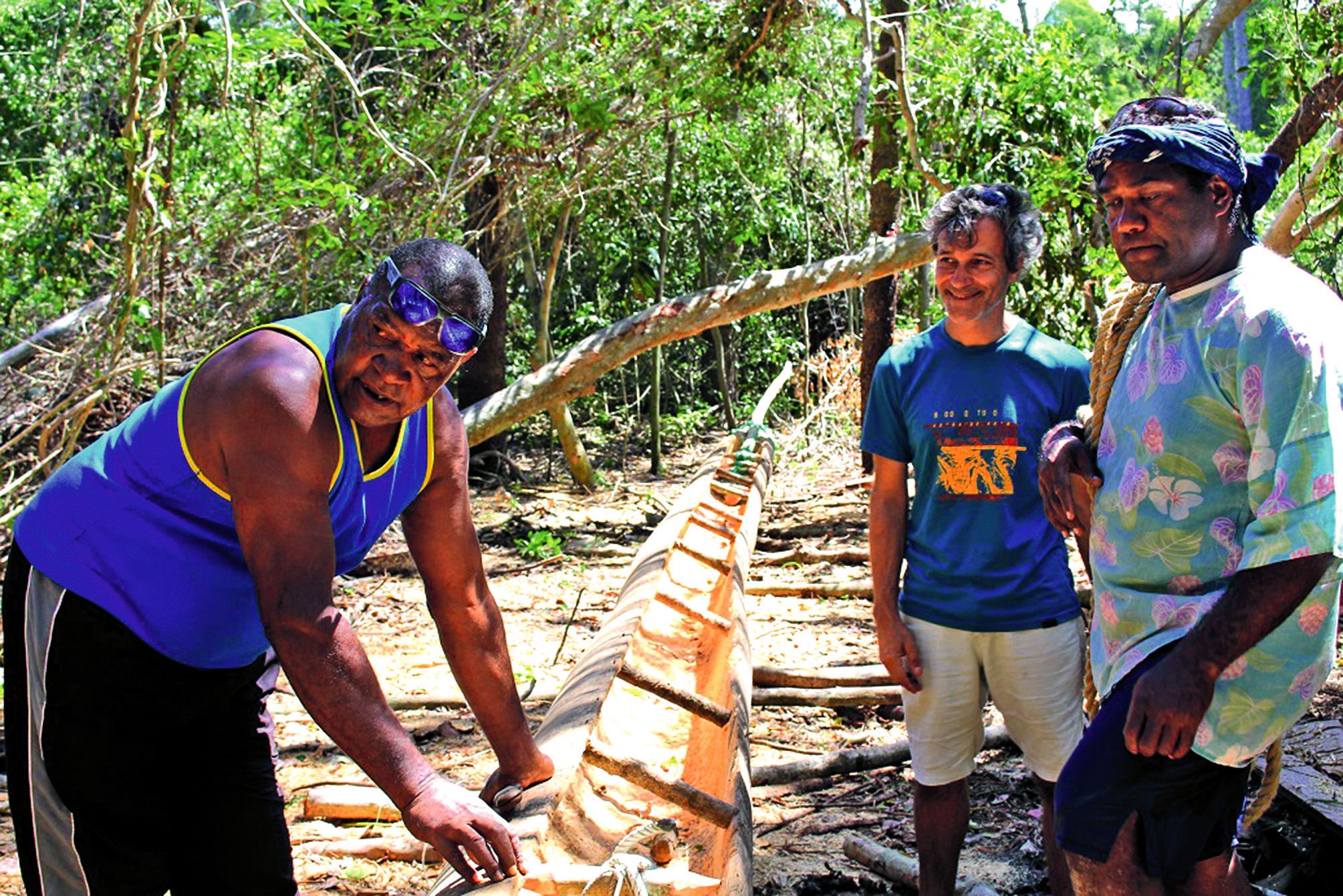 De gauche à droite, Nazaire Vakume, Stéphane Gonet et Aïzick Adjouhgniope. Le piroguier de Vao a commencé la construction de cette pirogue, en janvier.