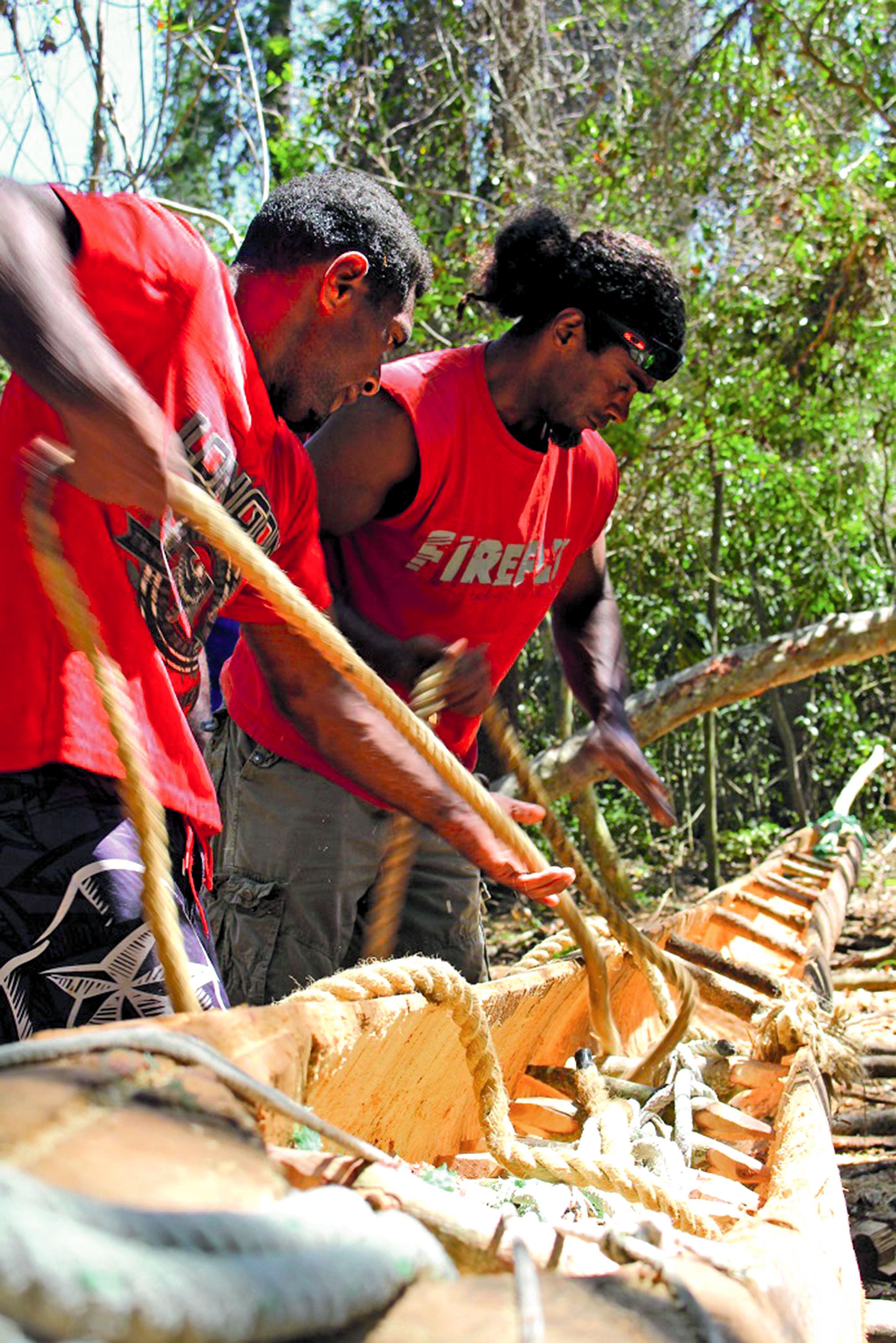 Les cordes ont remplacé les lianes pour tirer jusqu’à la mer cette pirogue de plus de 500 kilos, sur environ 300 mètres.