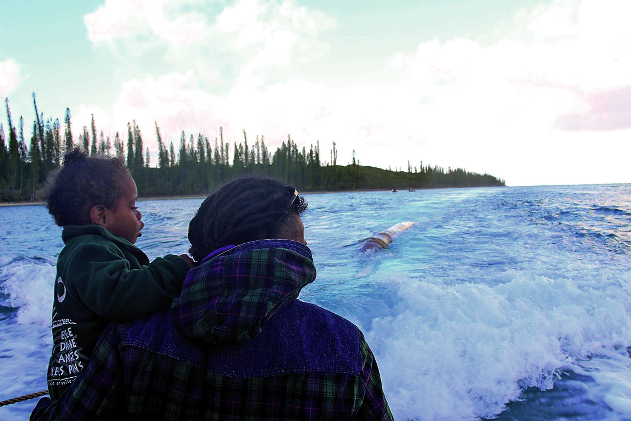 La pirogue en construction est tractée par bateau jusqu’au site où Nazaire Vakume va la laisser un mois s’imbiber d’eau de mer, avant de lui ajouter un balancier et une voile.