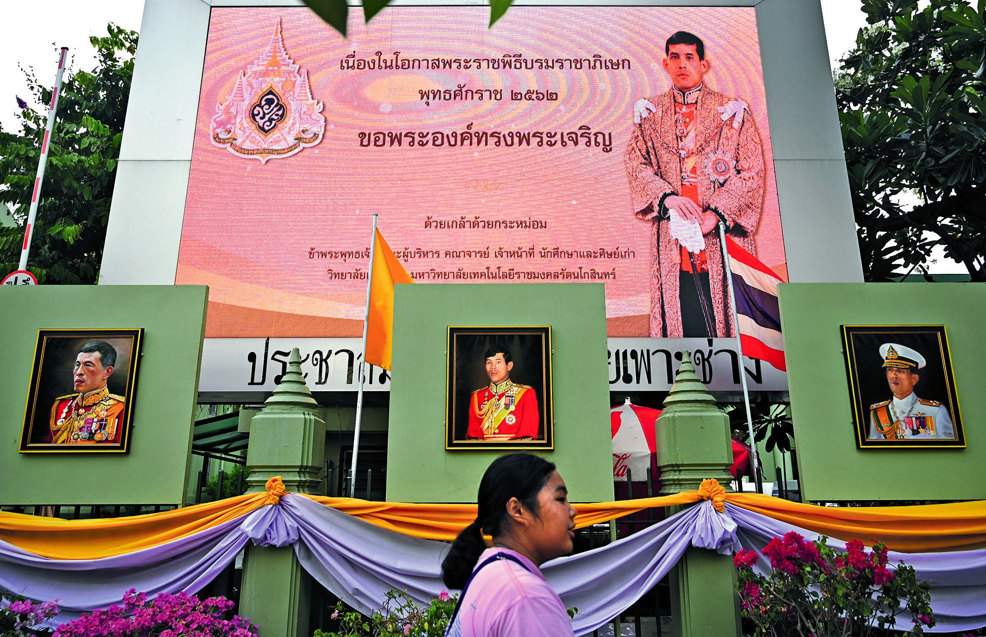 Des portraits royaux ont été installés dans de nombreuses rues de  la capitale thaïlandaise pour les festivités qui dureront trois jours.Photo AFP